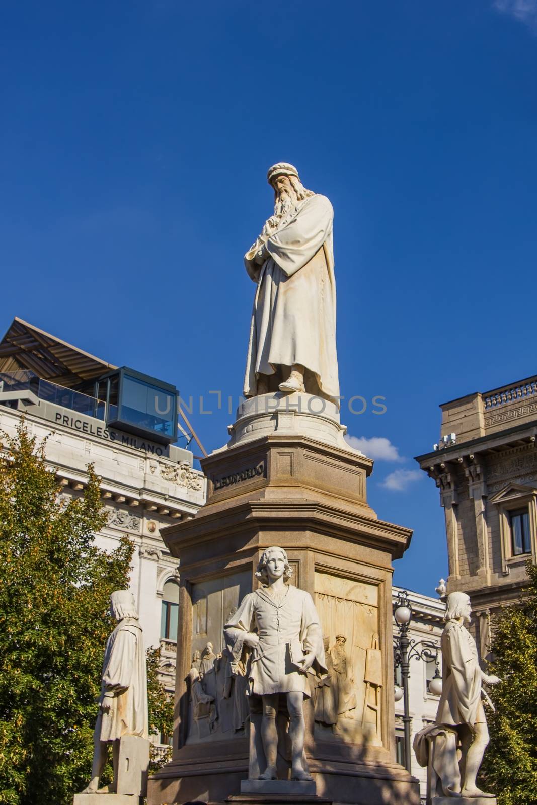 The centre of the square "Piazza della Scala" is marked by the monument of Leonardo da Vinci