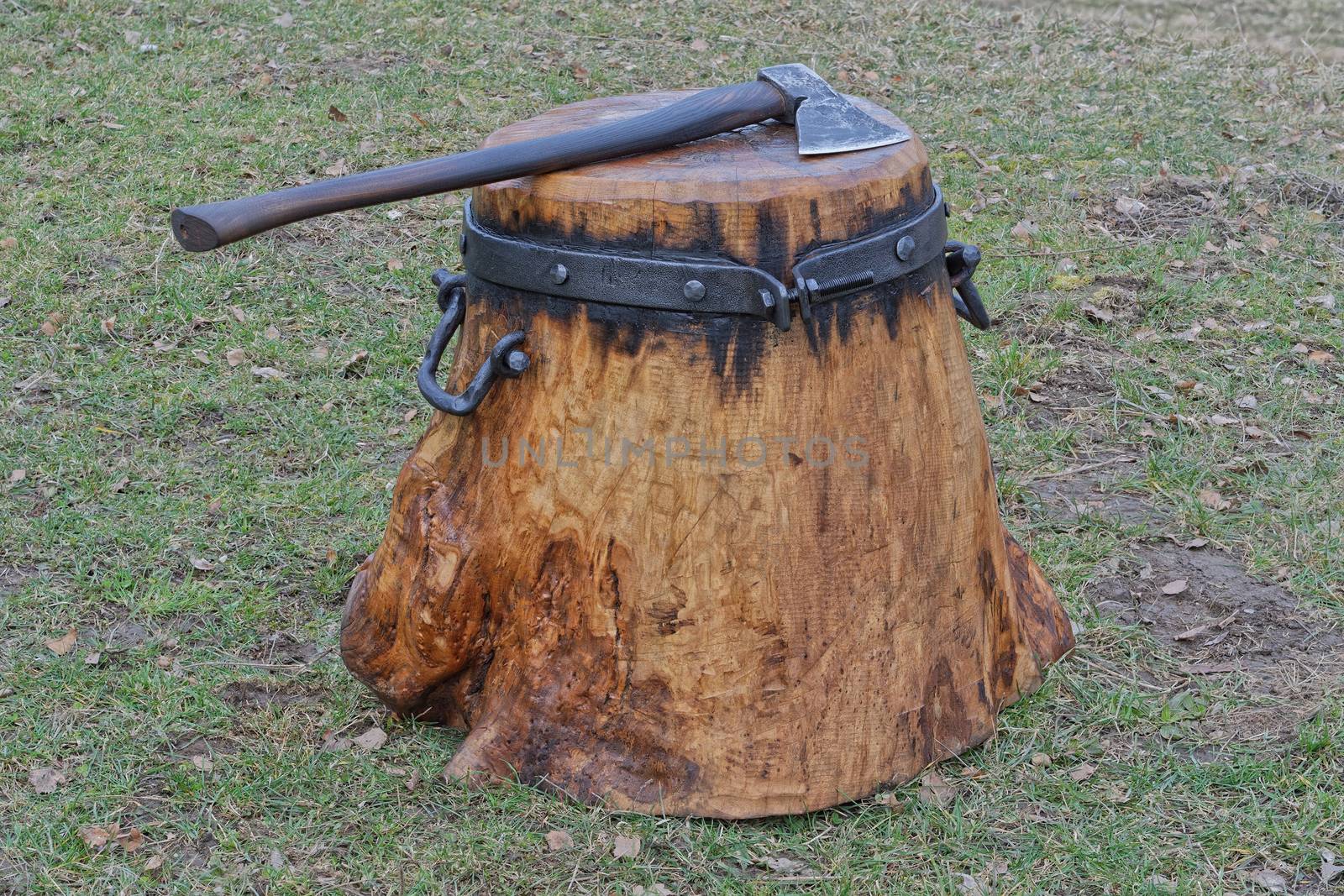 Forged chopping block for splitting wood with axe
