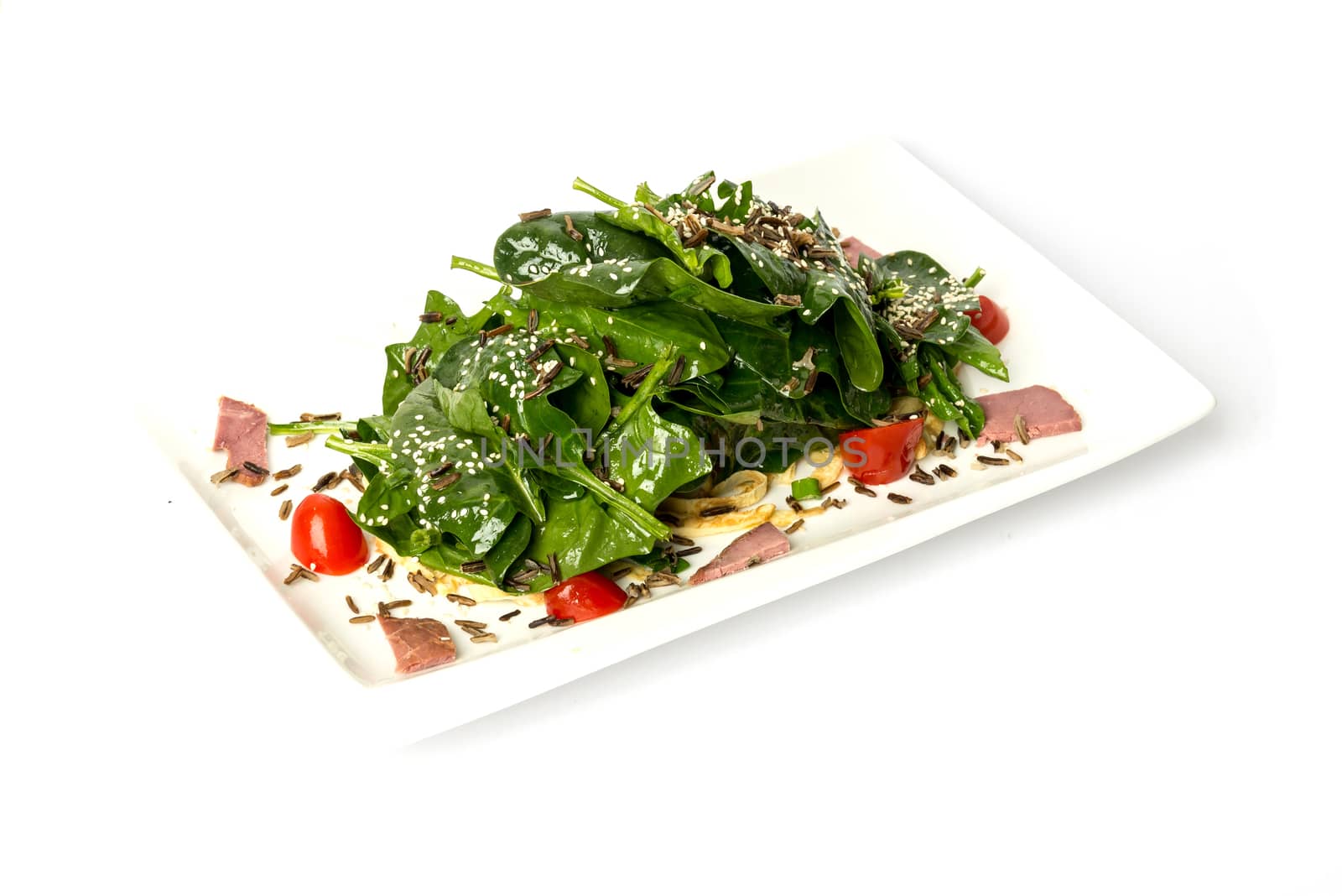 Arugula and spinach salad with tomato and cedar nuts
