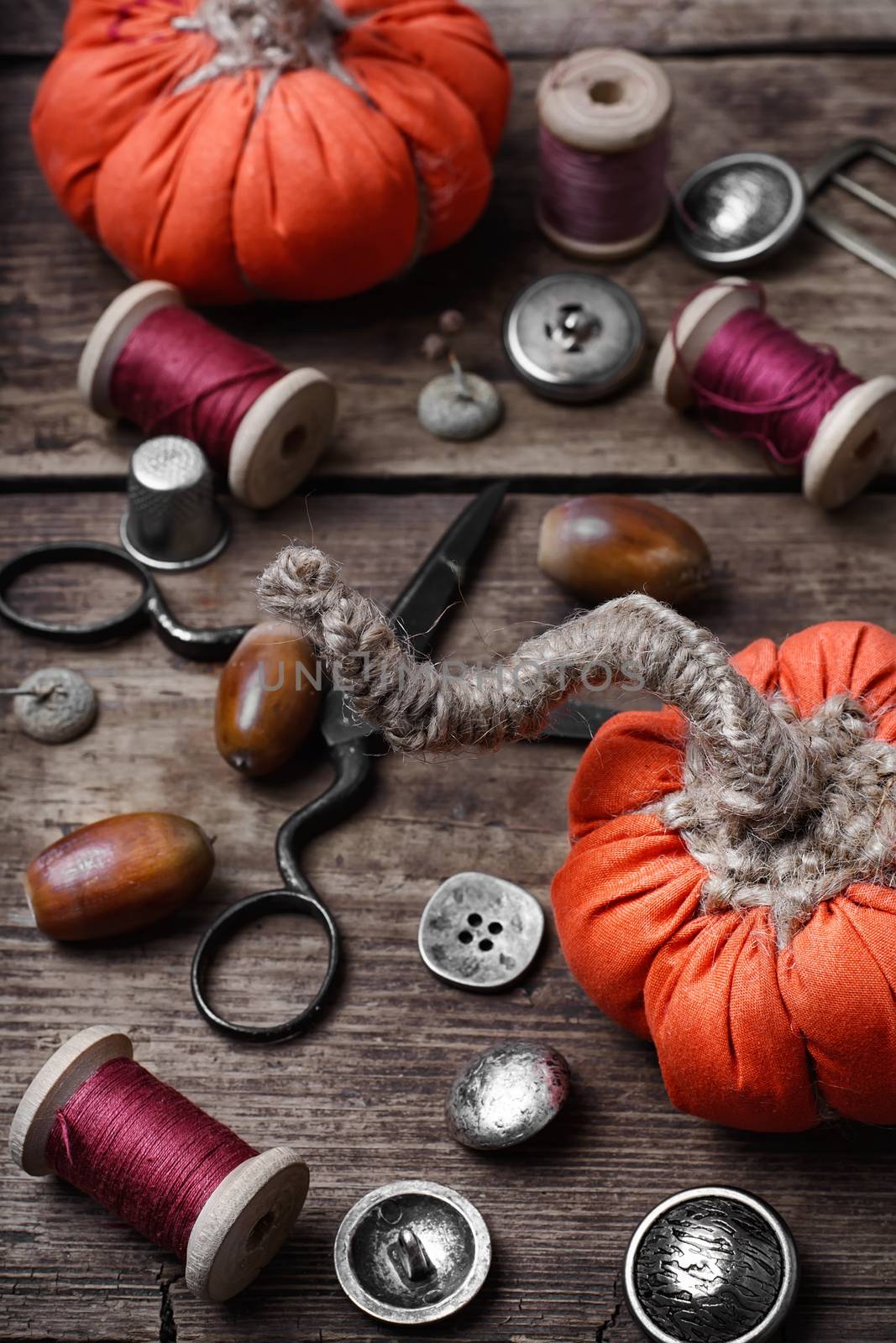 Sewing decorative pumpkins from fabric for autumn decorations