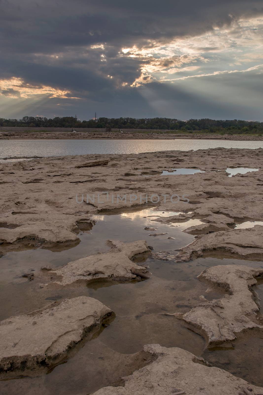 Tide pools and God rays at Falls On The Ohio State Park