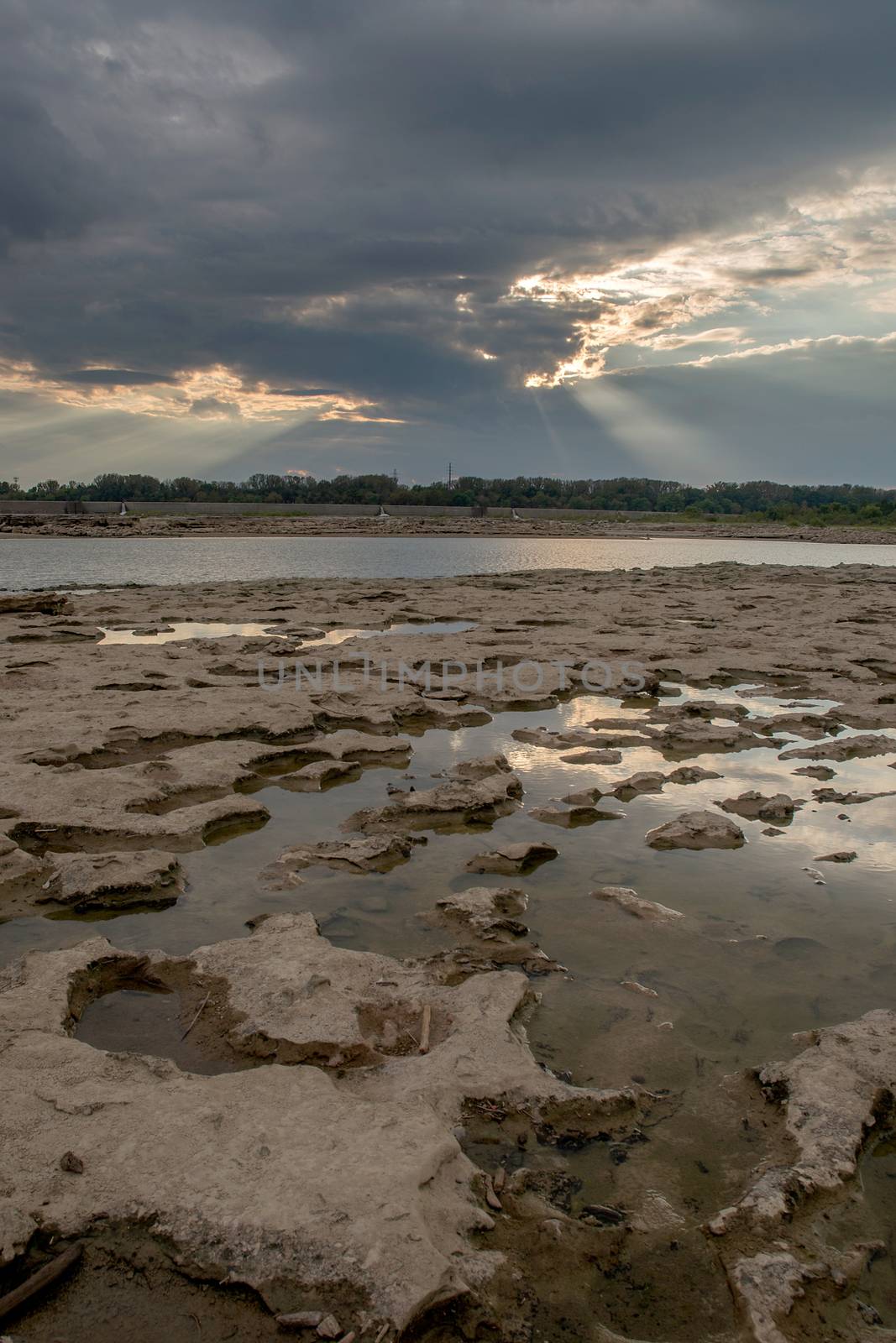 Tide pools and God rays at Falls On The Ohio State Park