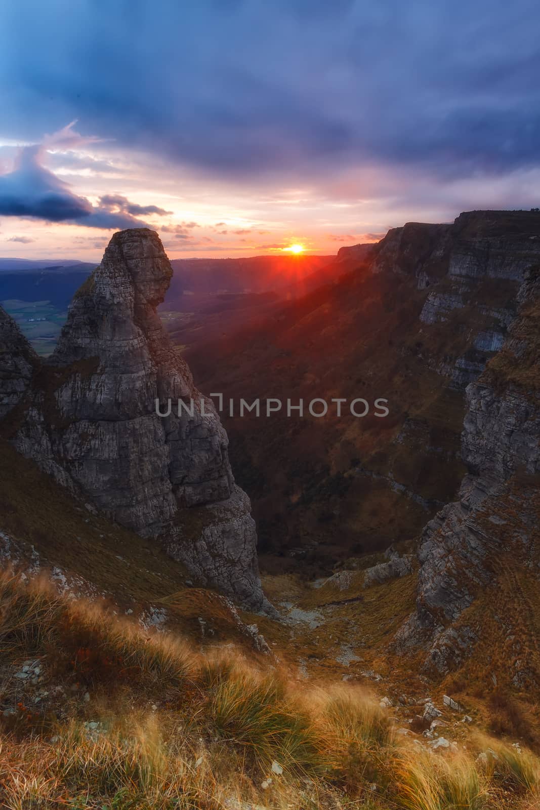 Fraile peak at sunrise by aruizhu