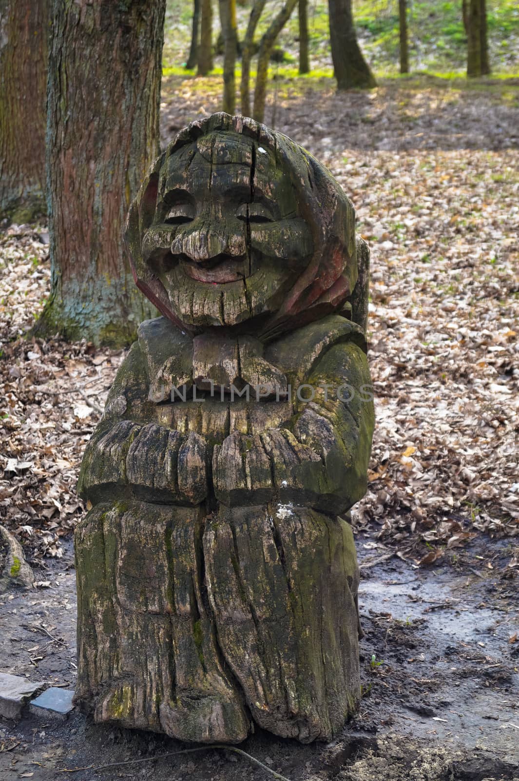 sculpture art figure of the grandmother tree