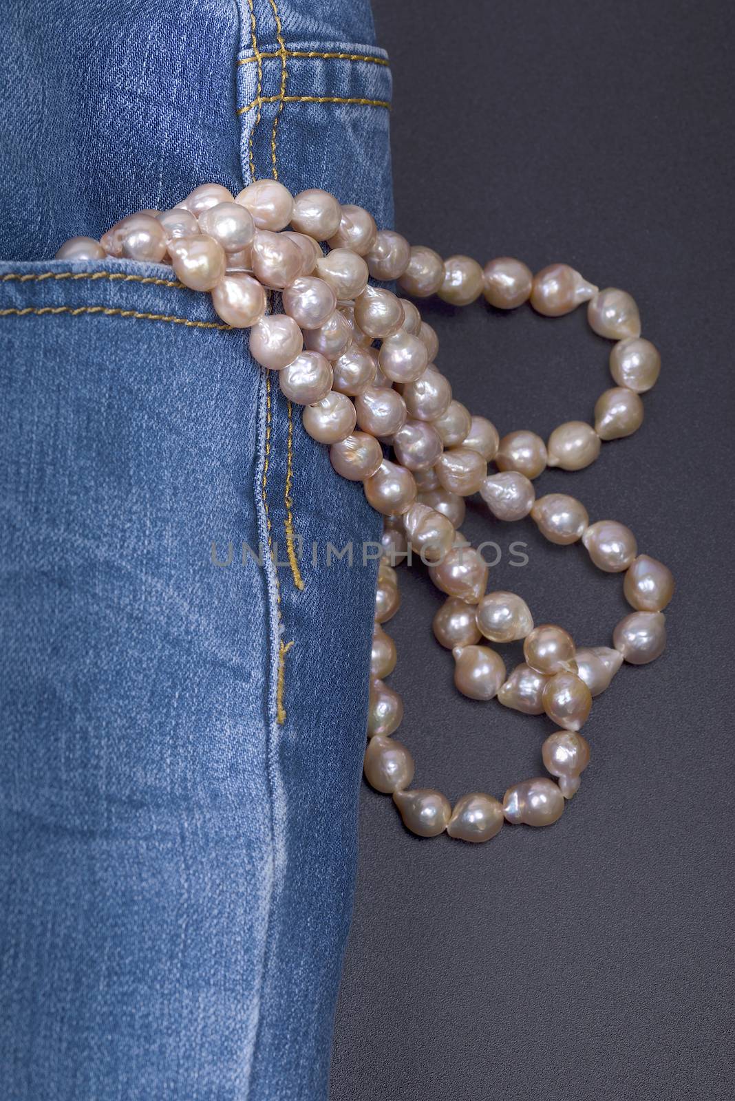 Jeans pocket and necklace with baroque pearls pink