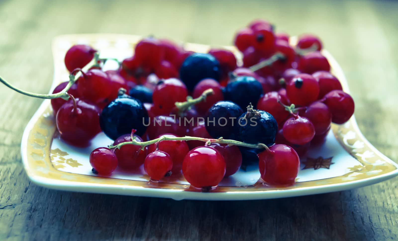 currant berries on a plate photo effect
