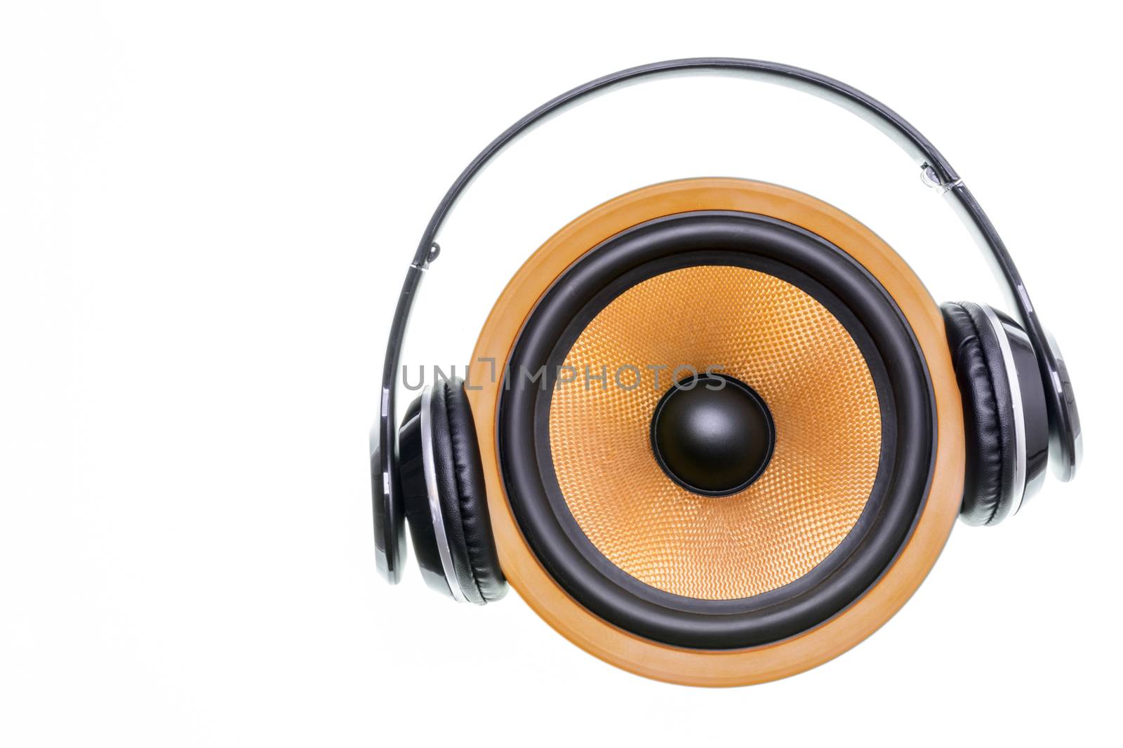 Loudspeaker word cloud concept with yellow woofer and headphones, related tags.
Loudspeaker concept with yellow woofer and headphones.
Blank area for text