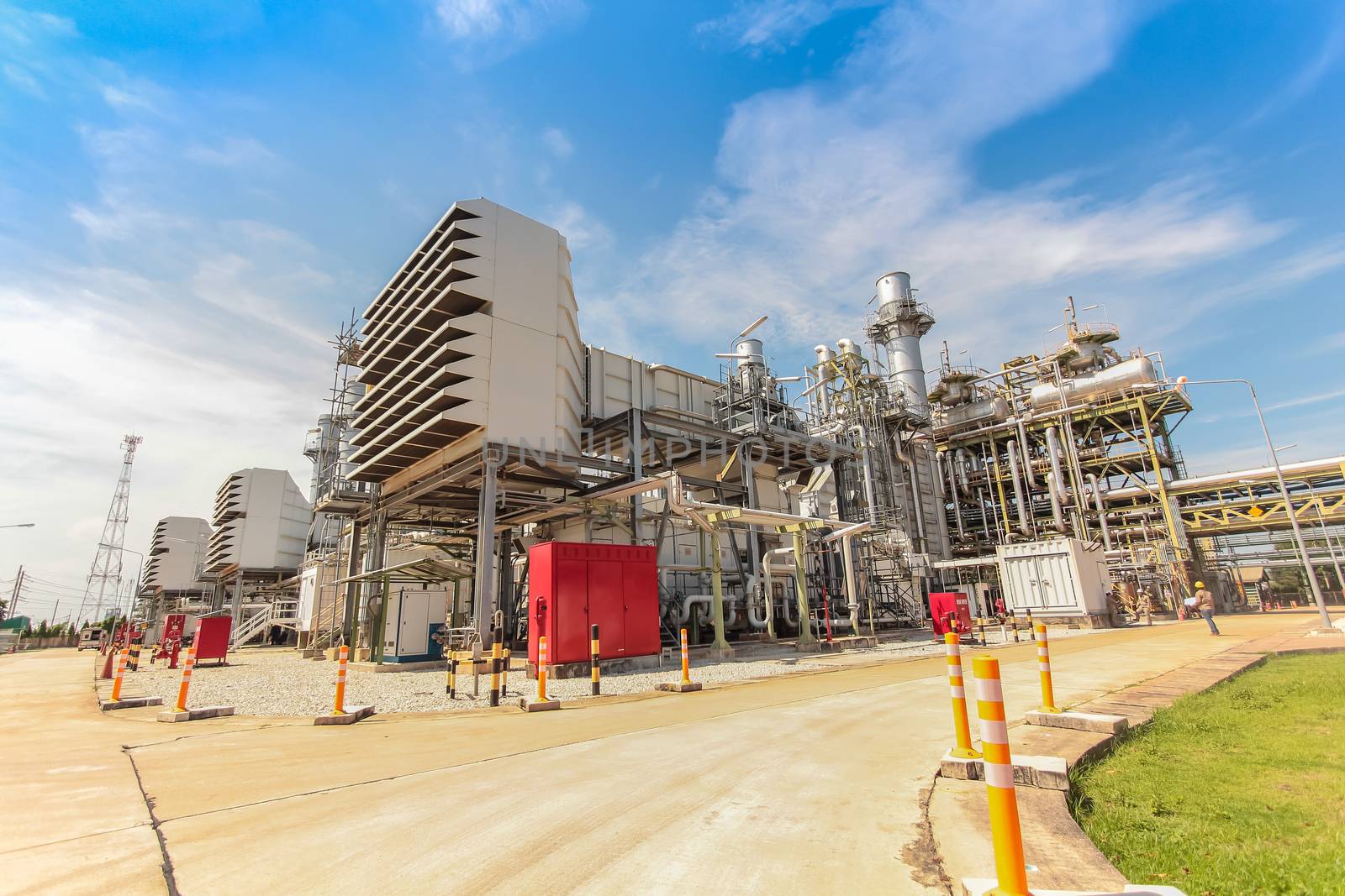 Gas turbine electrical power plant with blue sky