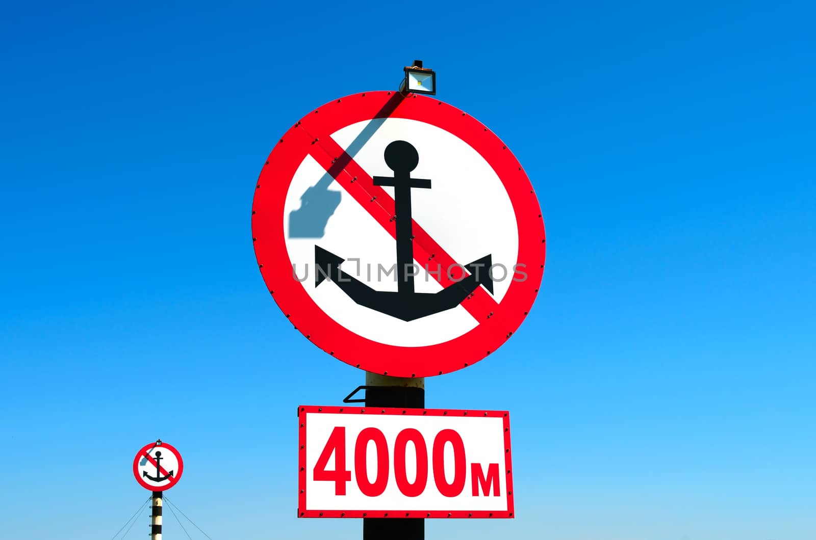 Prohibiting signs for ships on the seashore