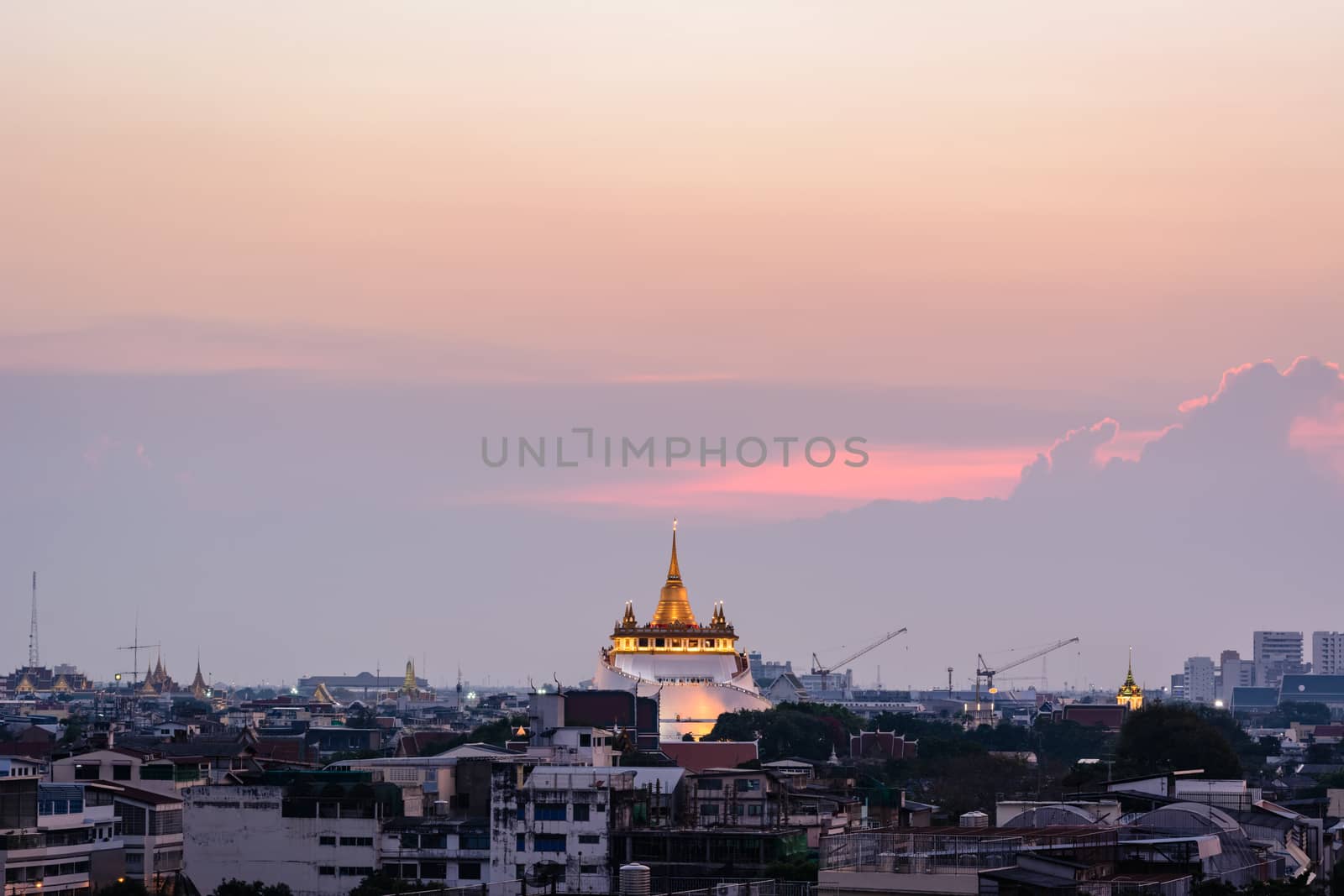 Twilight time : the Golden Mount at Wat Sraket Rajavaravihara te by ahimaone