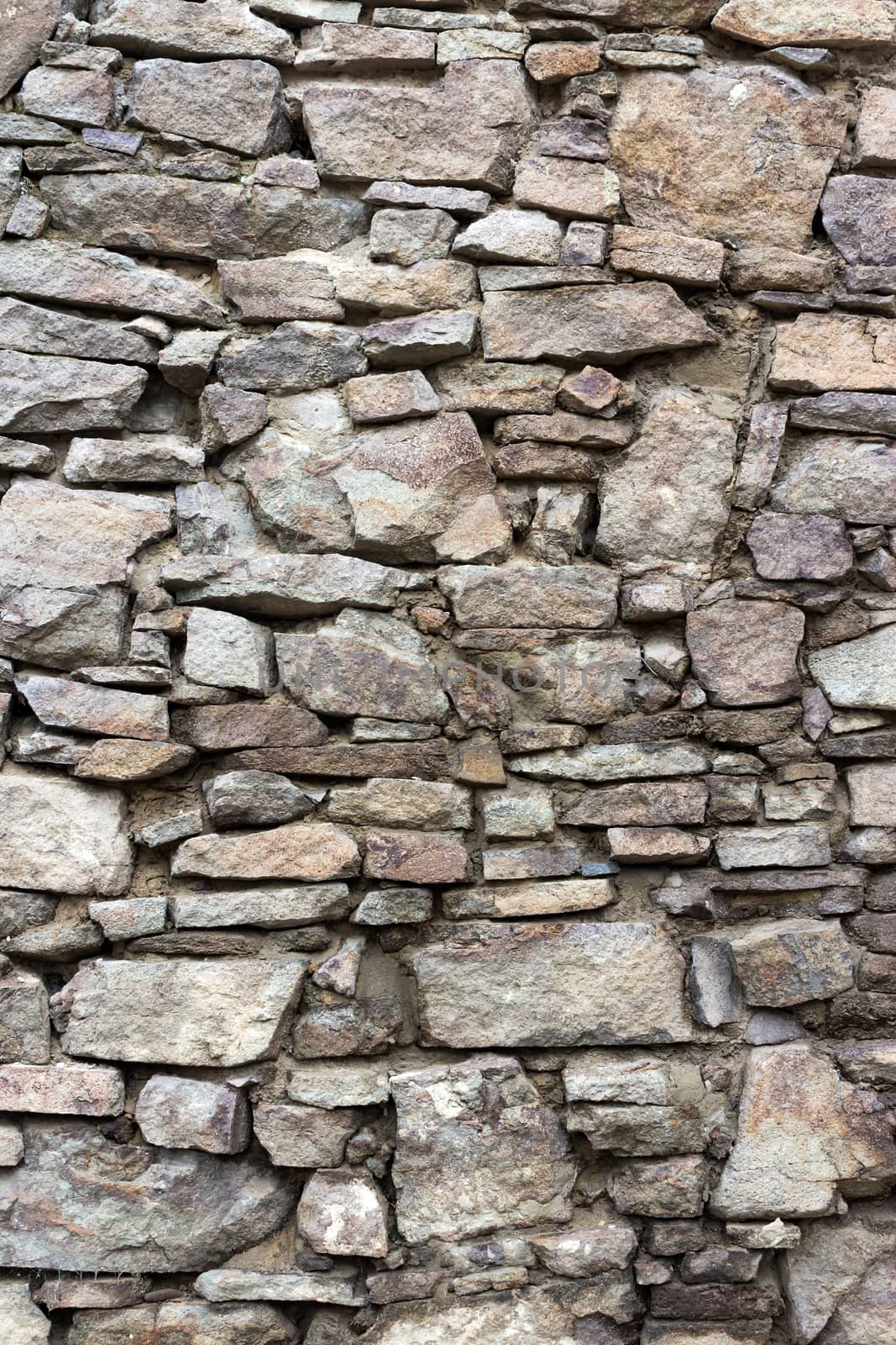 wall of the sharp stones of various sizes