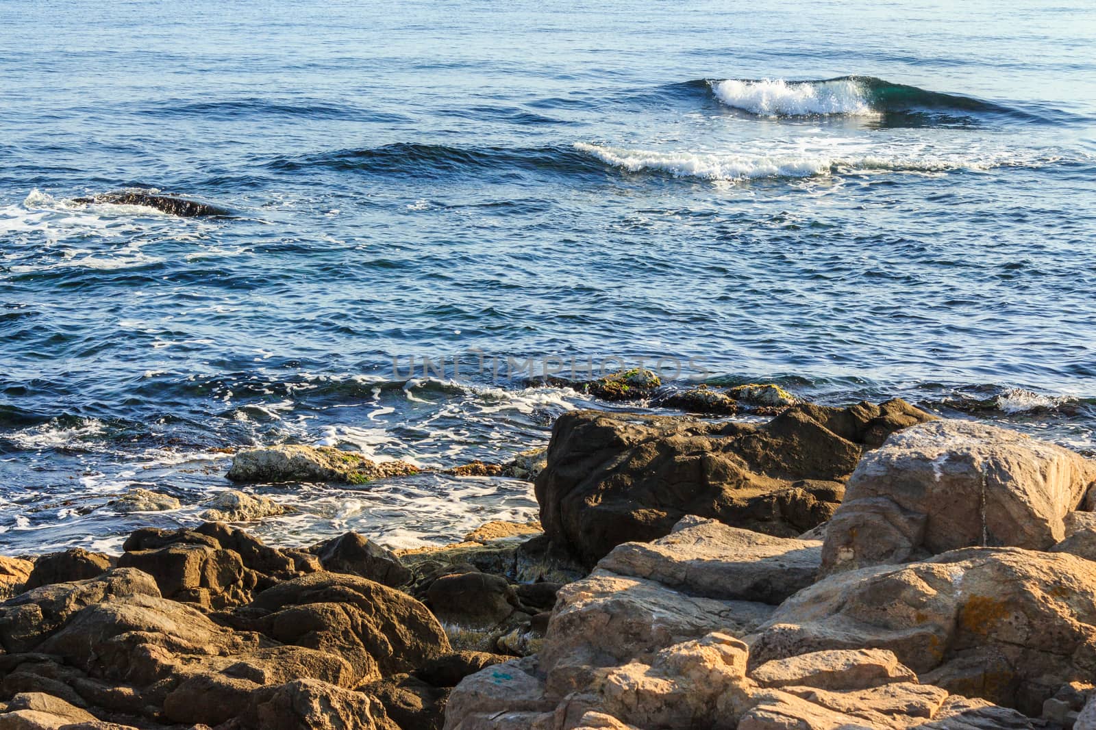 sea ​​waves pick up speed closer to the side of the coastal cliffs