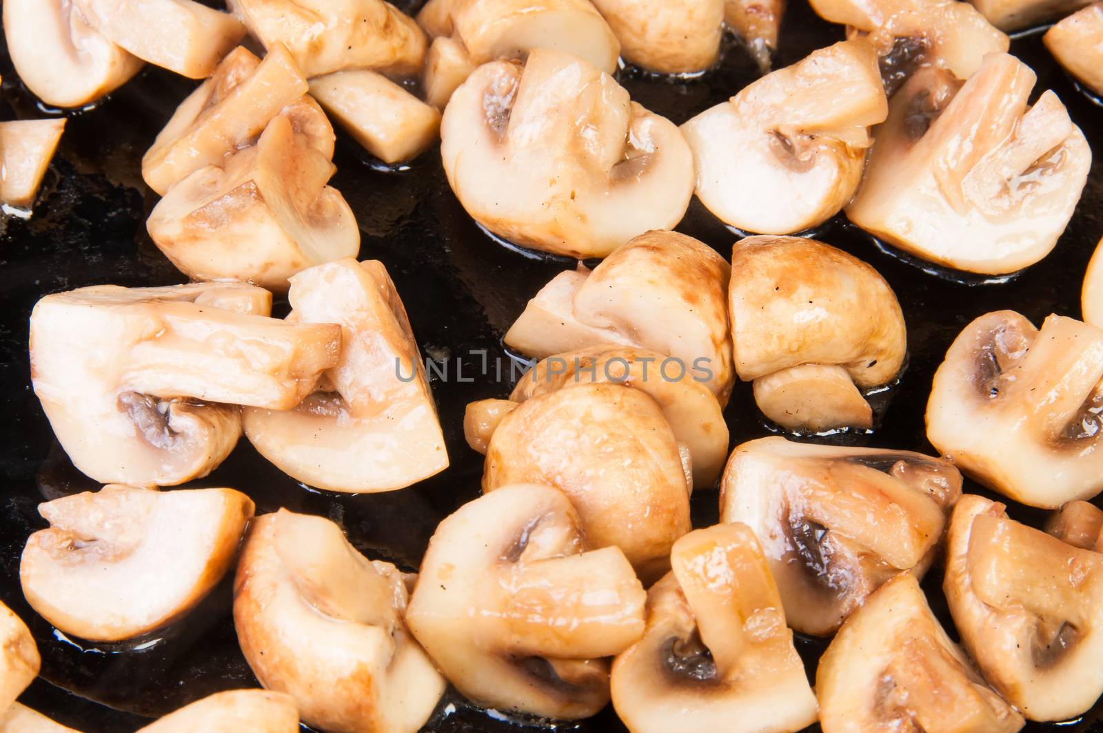 Quartered Roasted Champignons by Cipariss