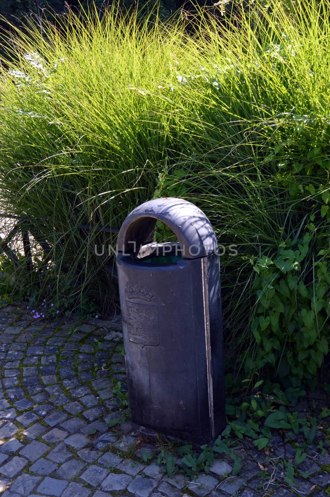 Tub trash can on a picket . by Philou1000