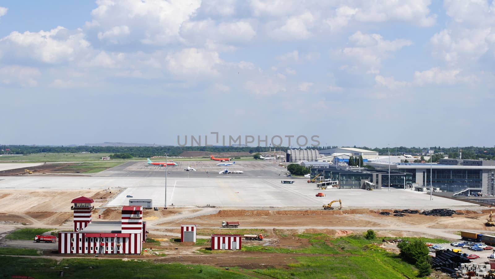 The platform of the international Donetsk airport by DaVidich
