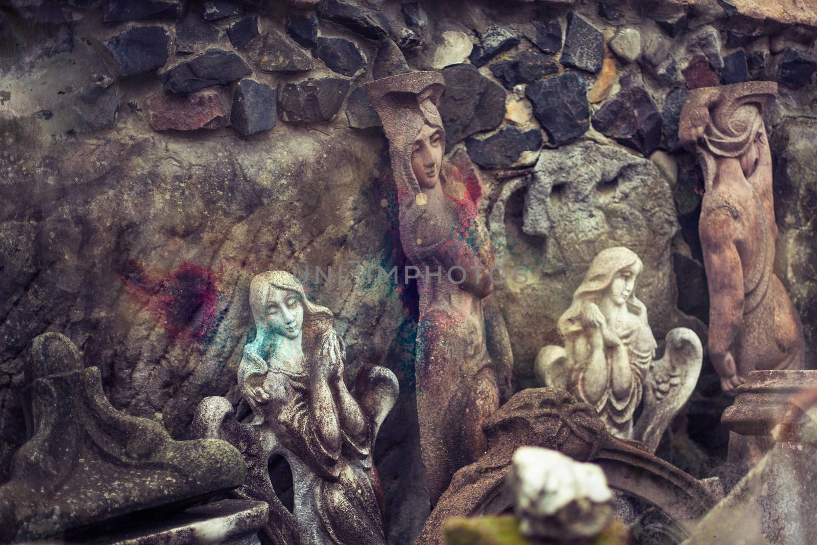 Concrete sculptures of female figures in the sculptor house by Vanzyst