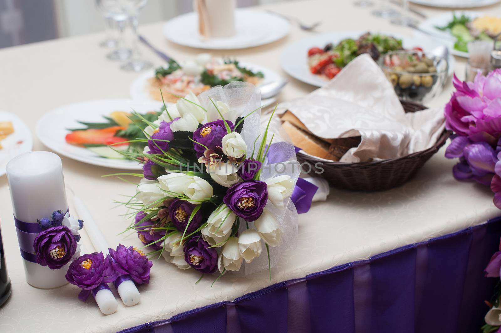 Beautiful decor of flowers at the wedding table.