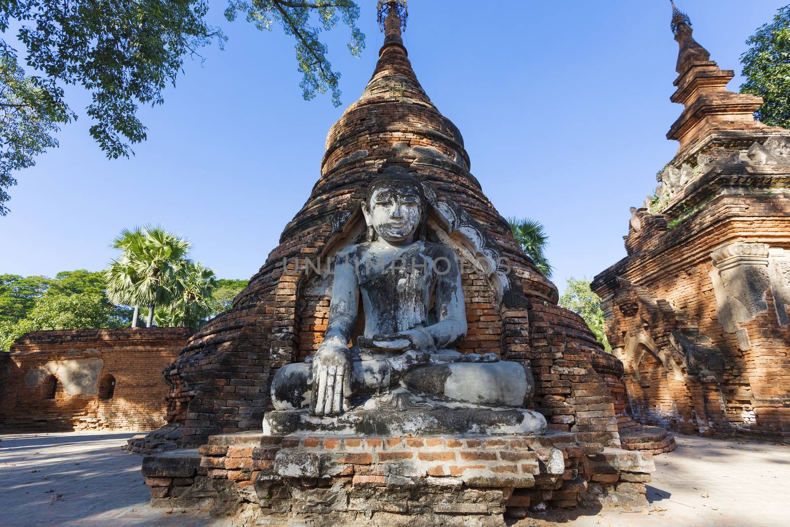 Buddha in sagaing , Mandalay by cozyta