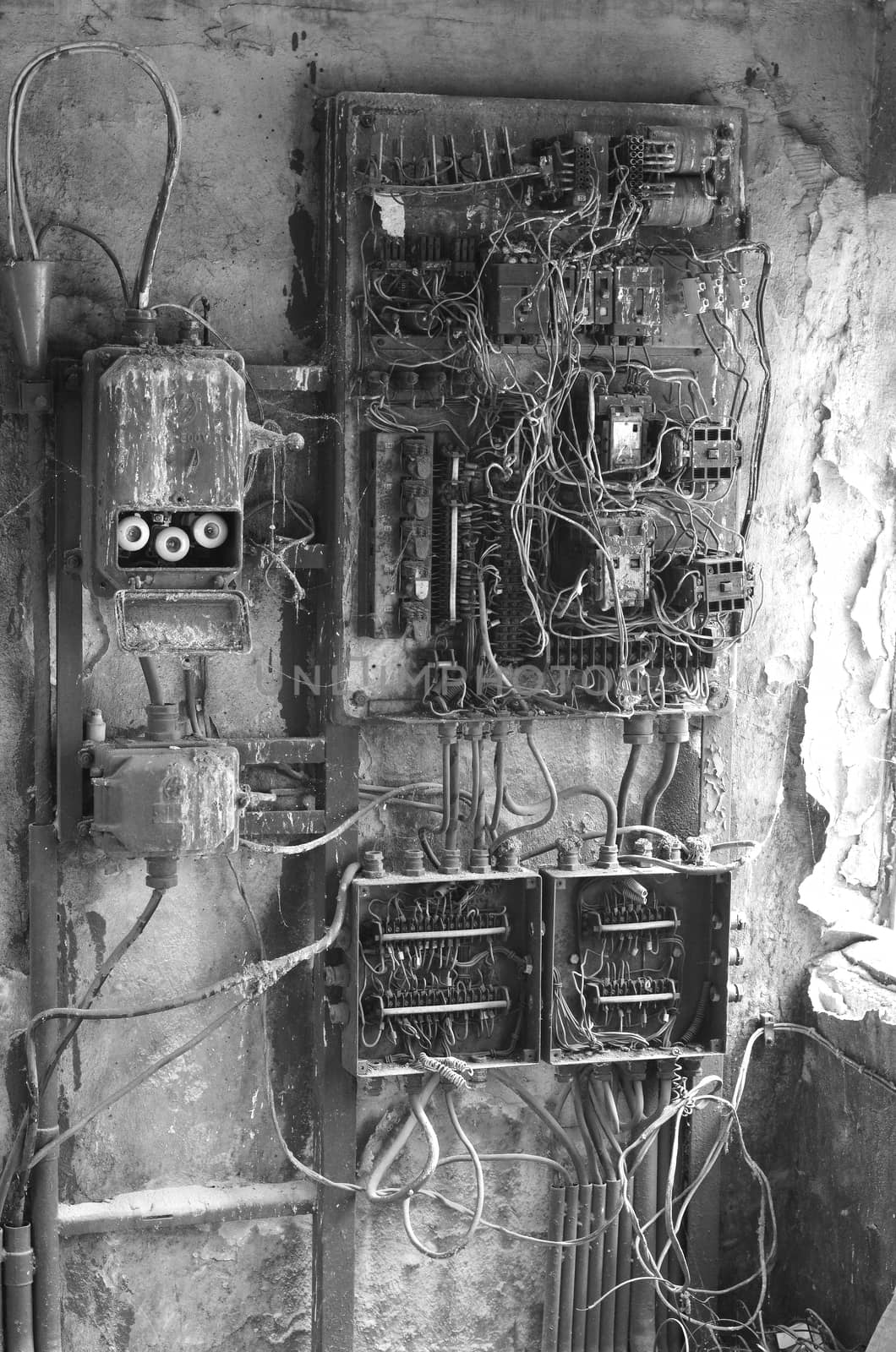 Old rusty eletrical box by eenevski