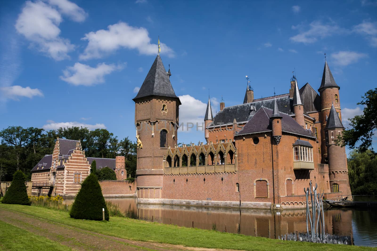 Heeswijk castle on the water in Nederland by rainfallsup