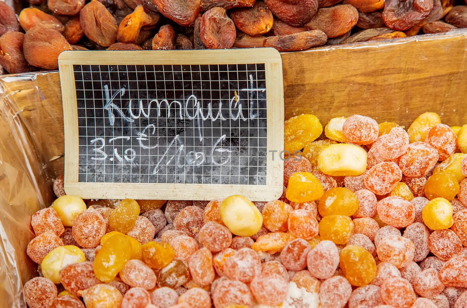 kumquat ("kumquat" in French) at the food market