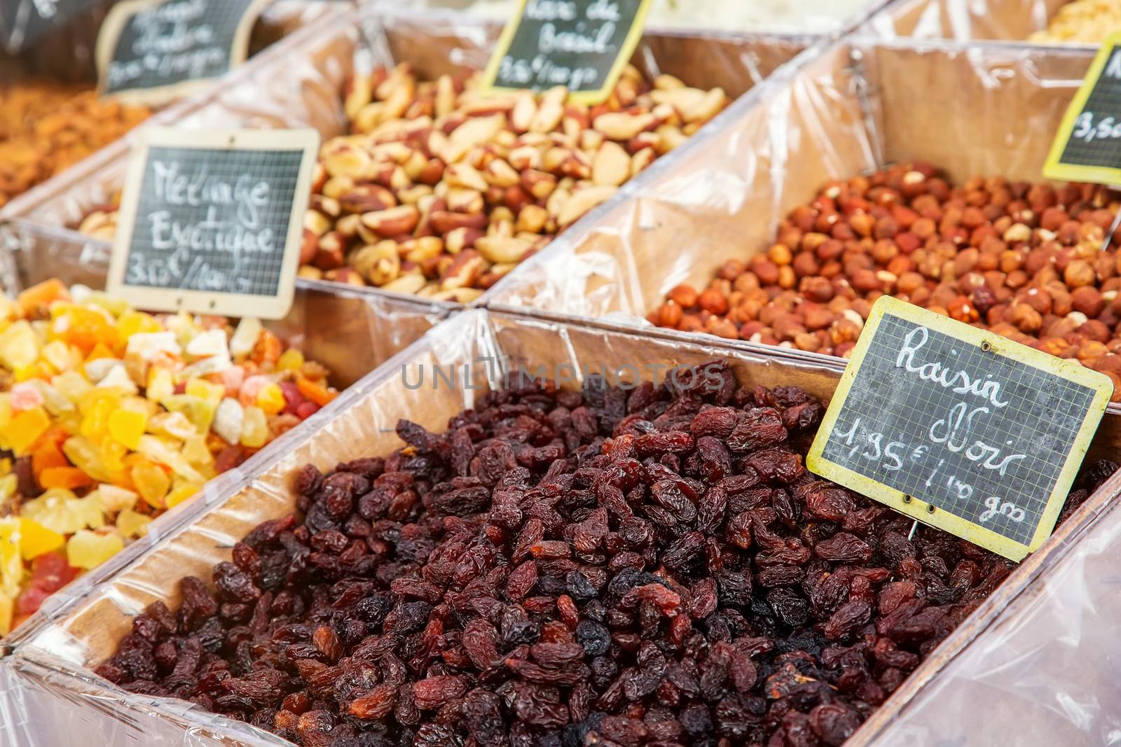 Black grapes and exotic misc ("Raisin noir et melange exotique" in French) at the food market