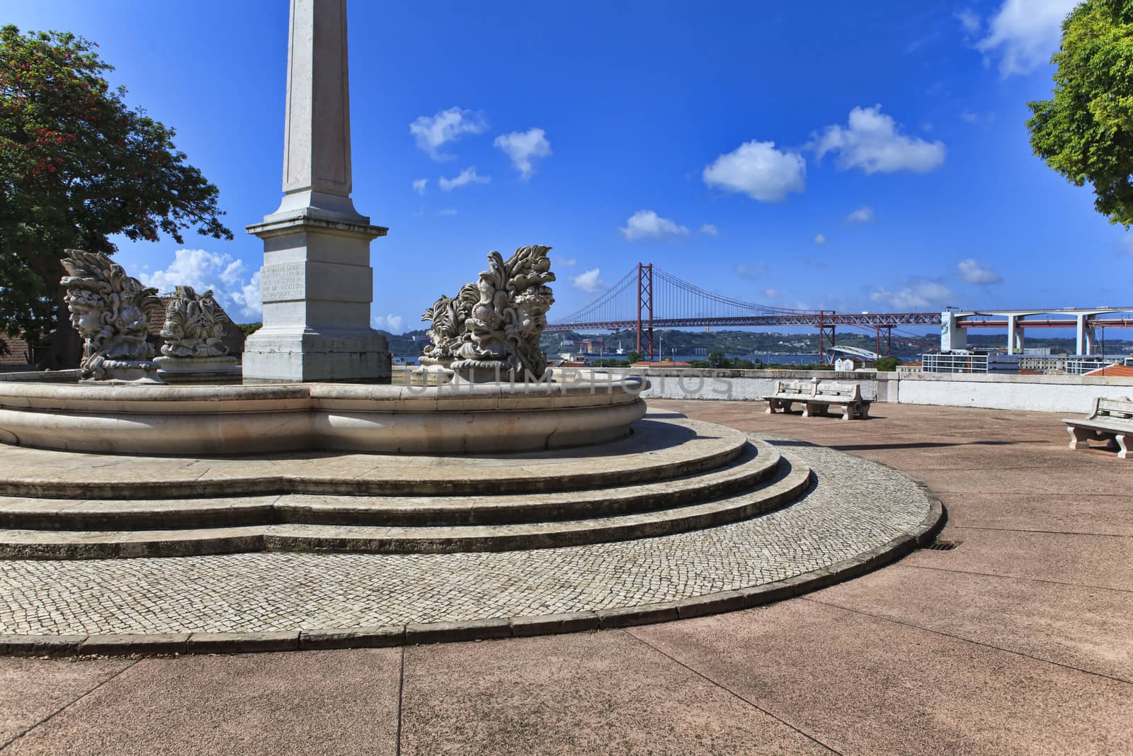 The monument in the park is located in lisbon