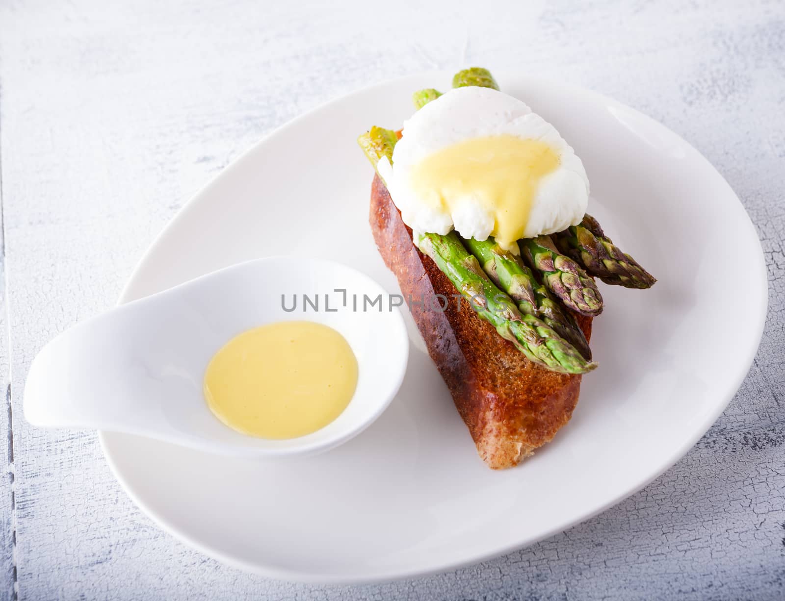 Poached egg and green asparagus on toast 