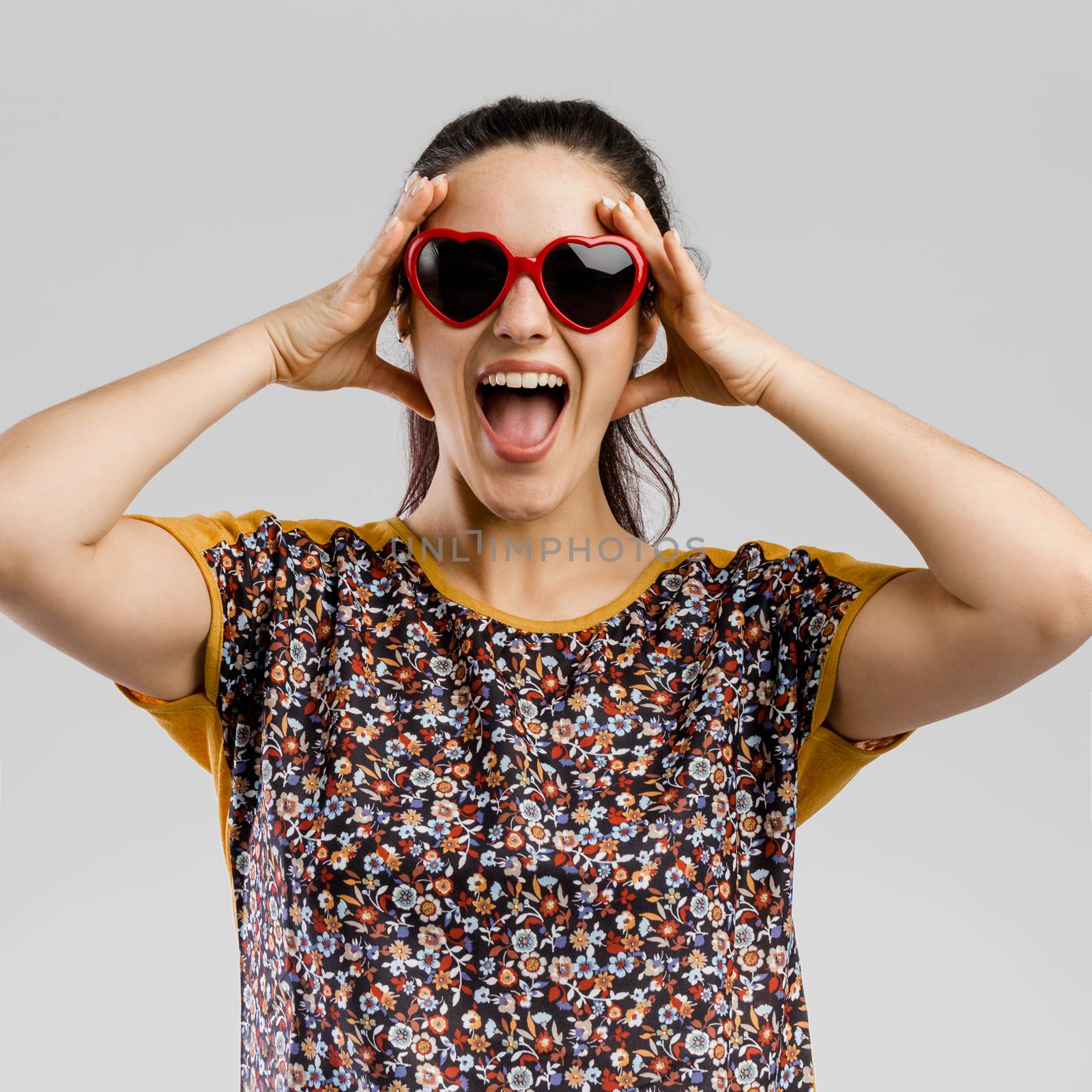 Portrait of Beautilful happy woman wearing sunglasses 