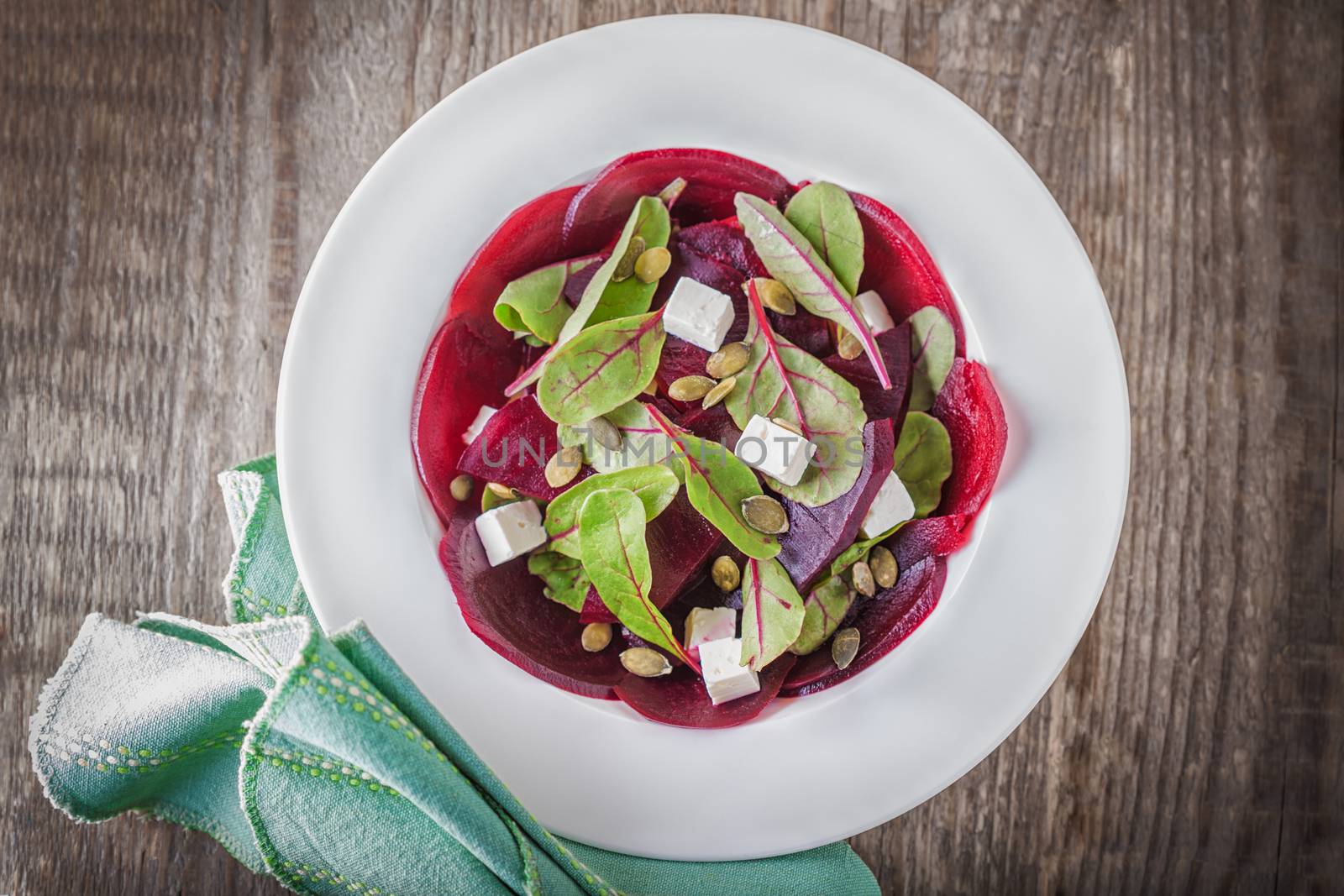 Salad with beetroot, goat cheese and chard.