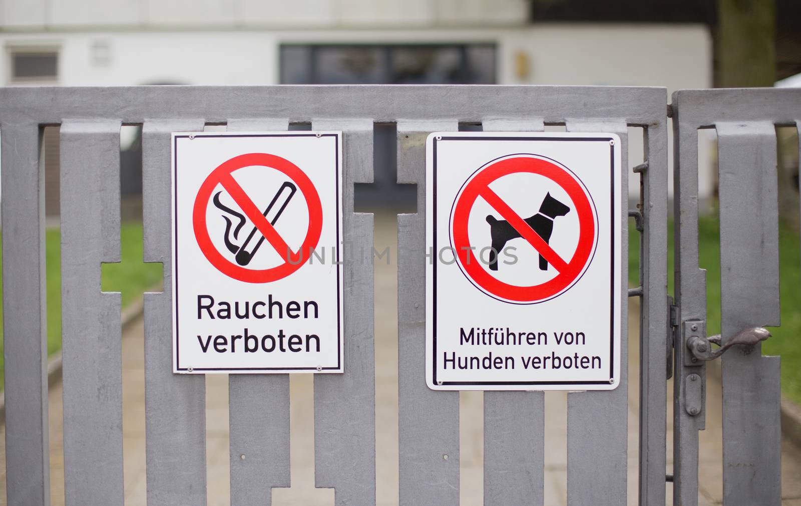 German sign that says dogs and smoking are forbidden