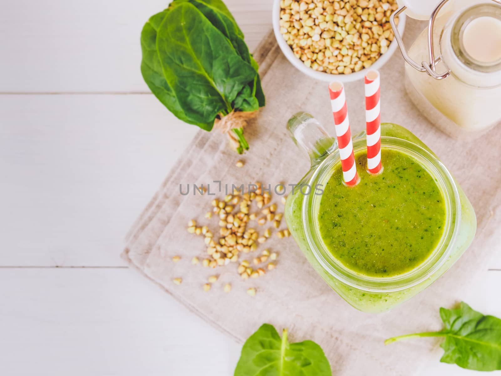 Green smoothie with buckwheat and spinach by fascinadora