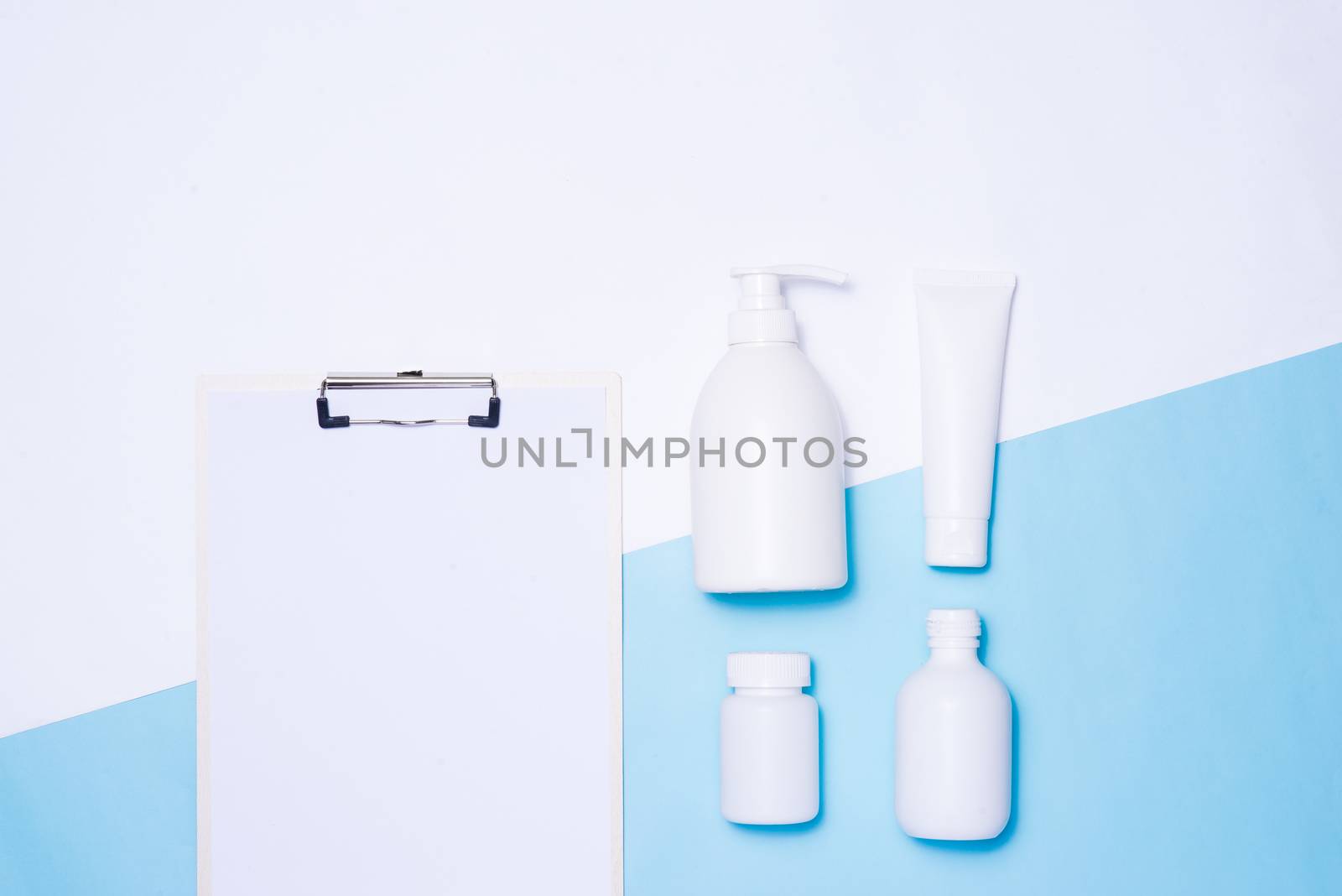 Cosmetics packaging spa and beauty set mock-up on color backgrou by makidotvn