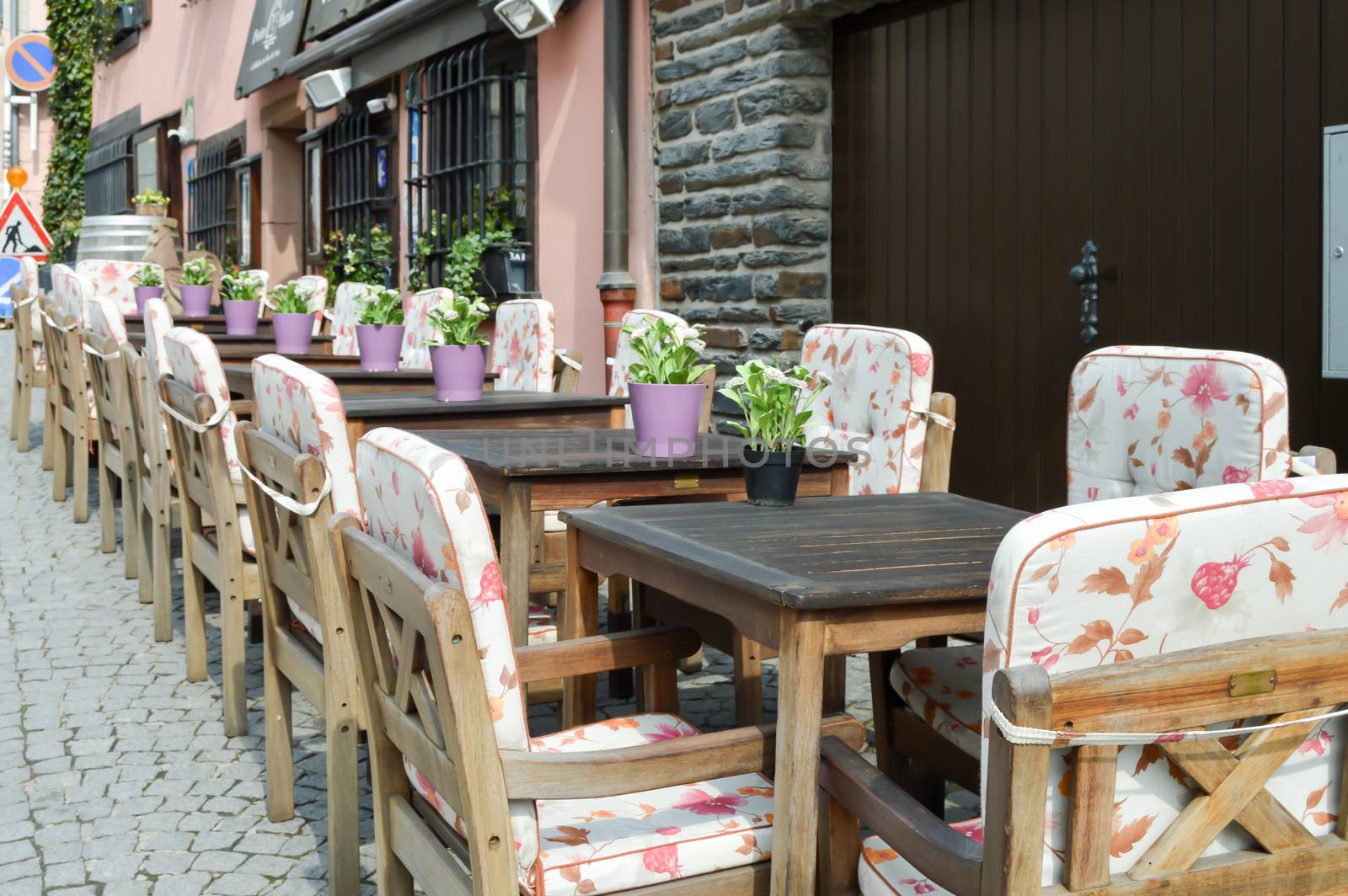 Terrace table in front of a restaurant  by Philou1000