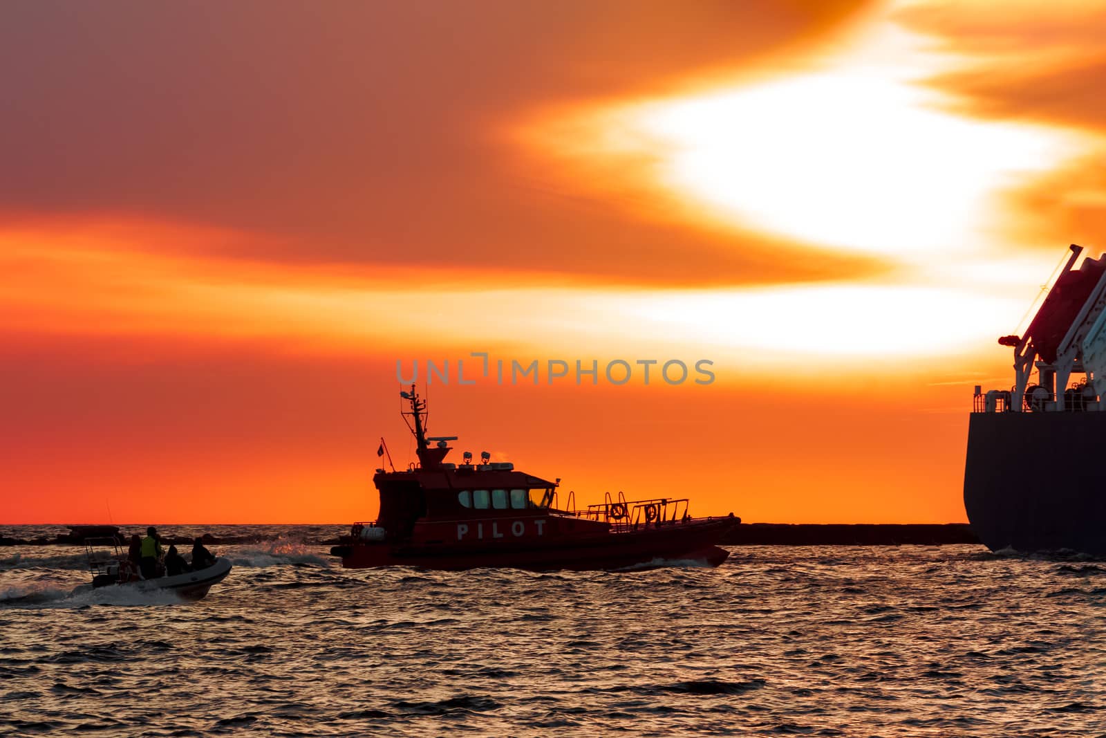 Pilot ship catches big container ship by sengnsp