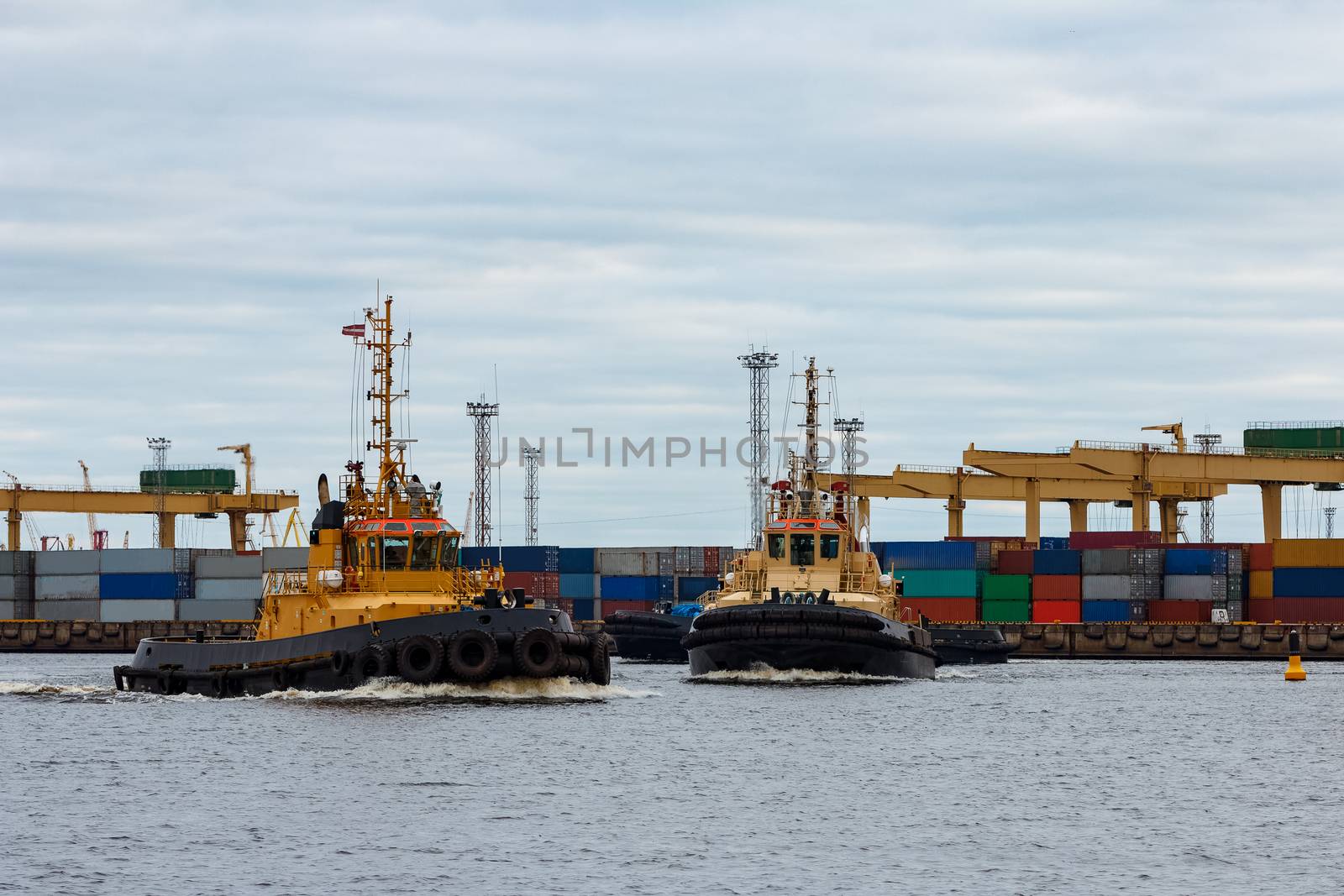 Tug ships in the cargo port by sengnsp