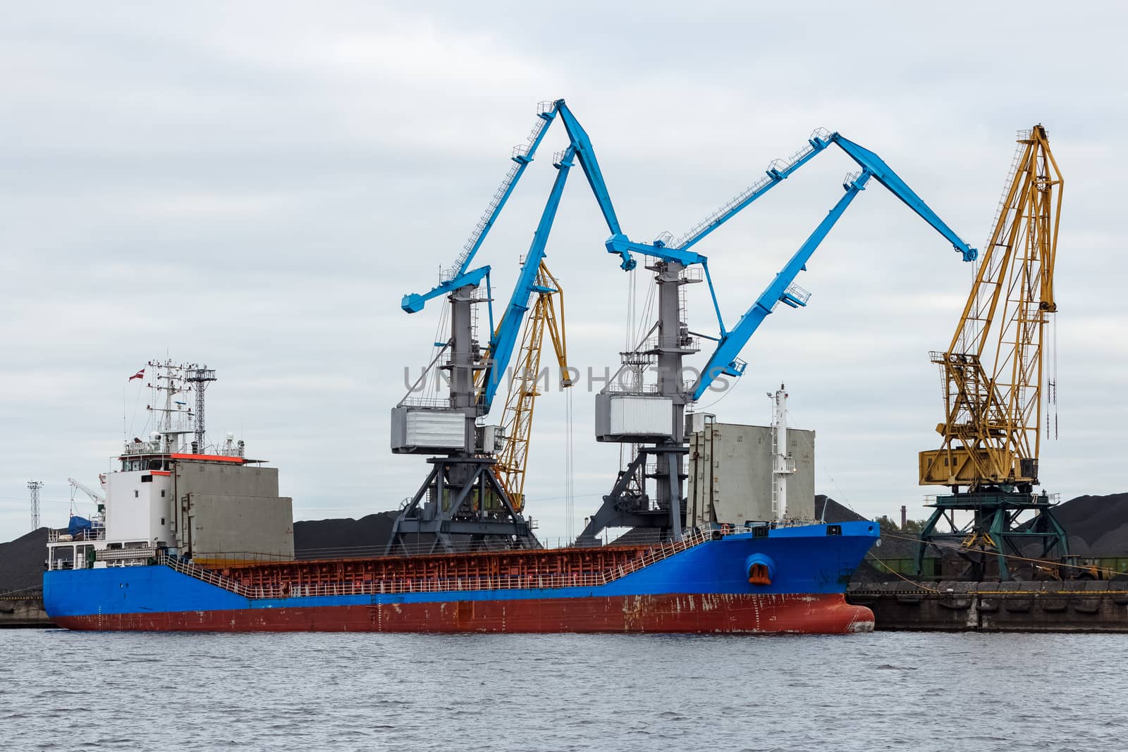 Blue cargo ship loading by sengnsp