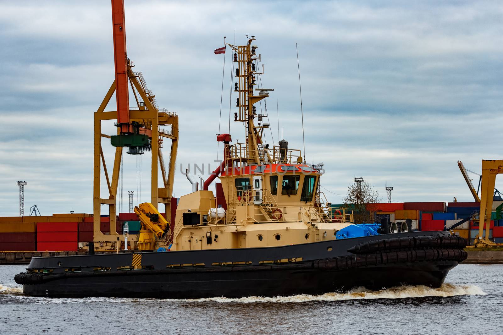 Tug ship in the cargo port by sengnsp