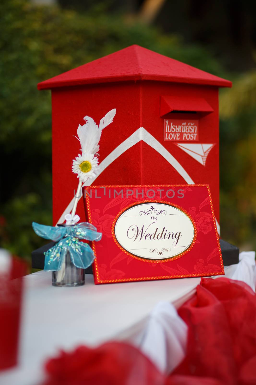 Red wedding guess box