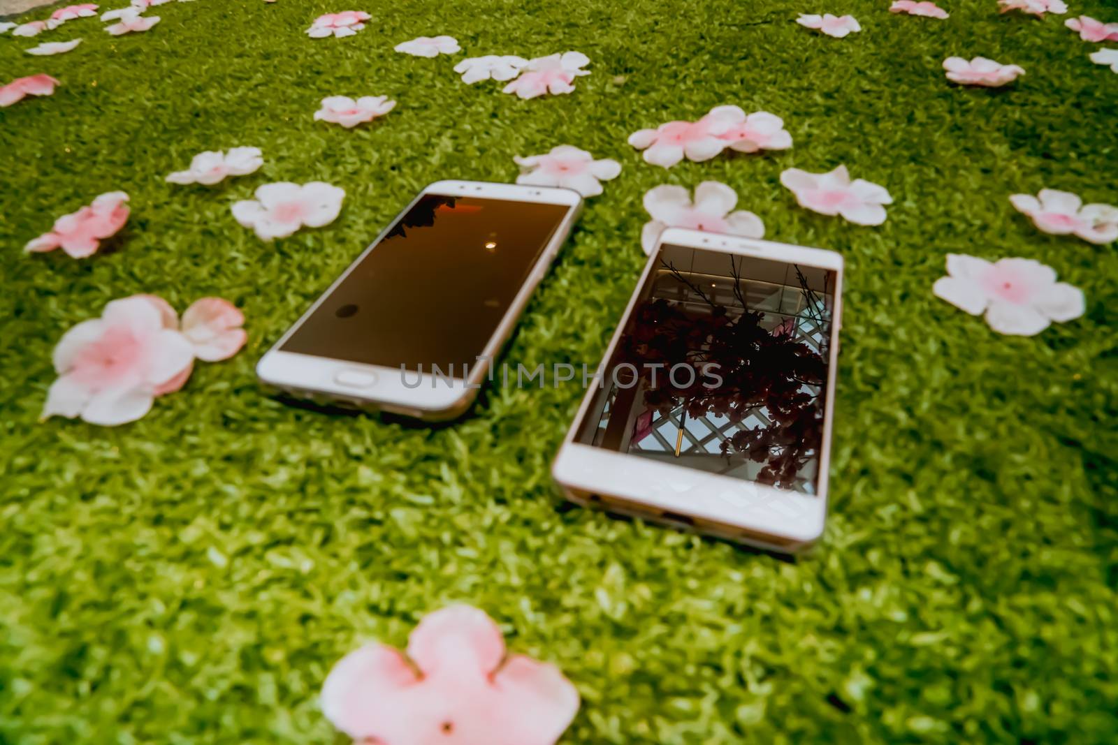 Couple smartphone on the ground by psodaz