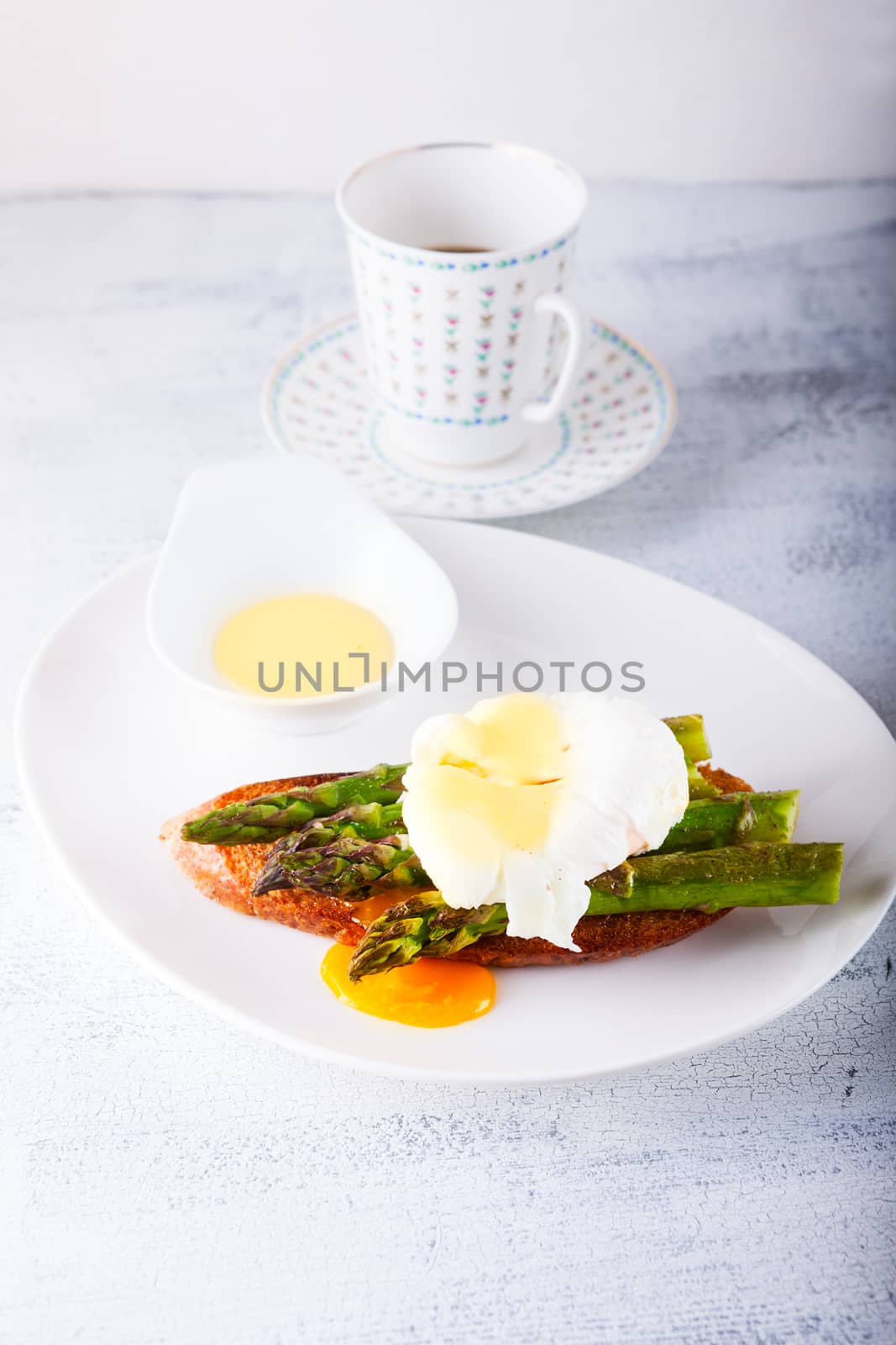 Poached egg and green asparagus on toast 