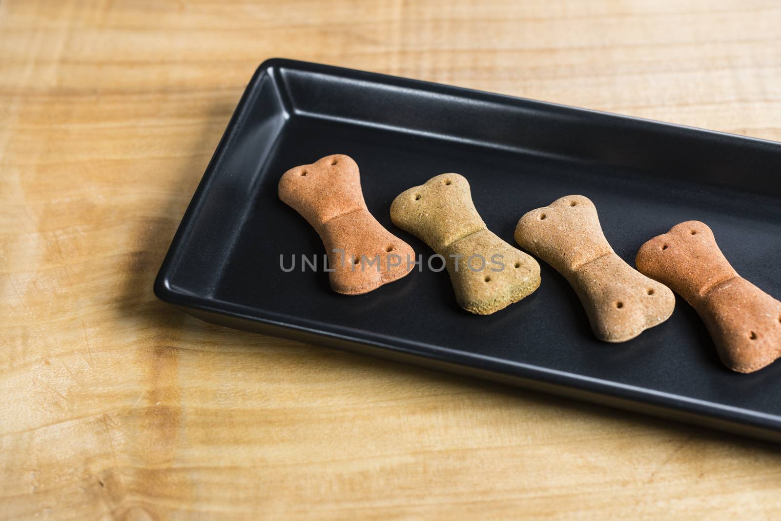 Dog food over a wooden board served very chic way.