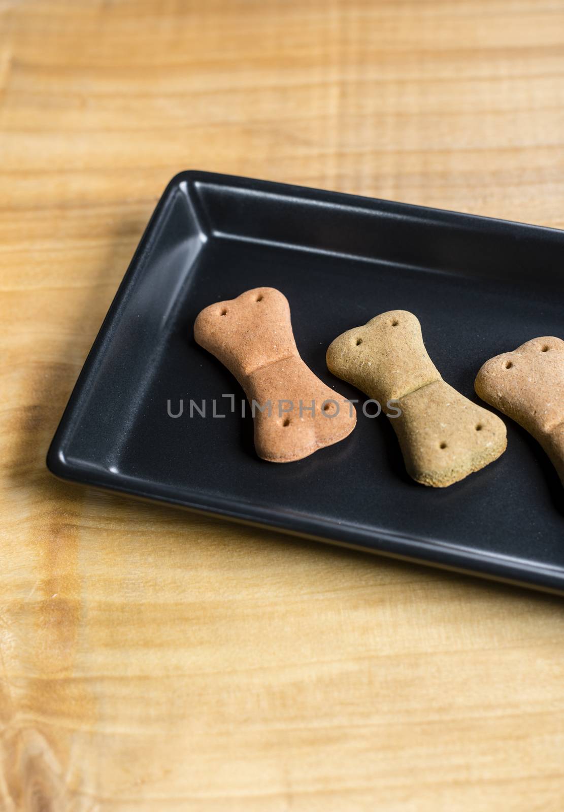Dog food over a wooden board served very chic way.