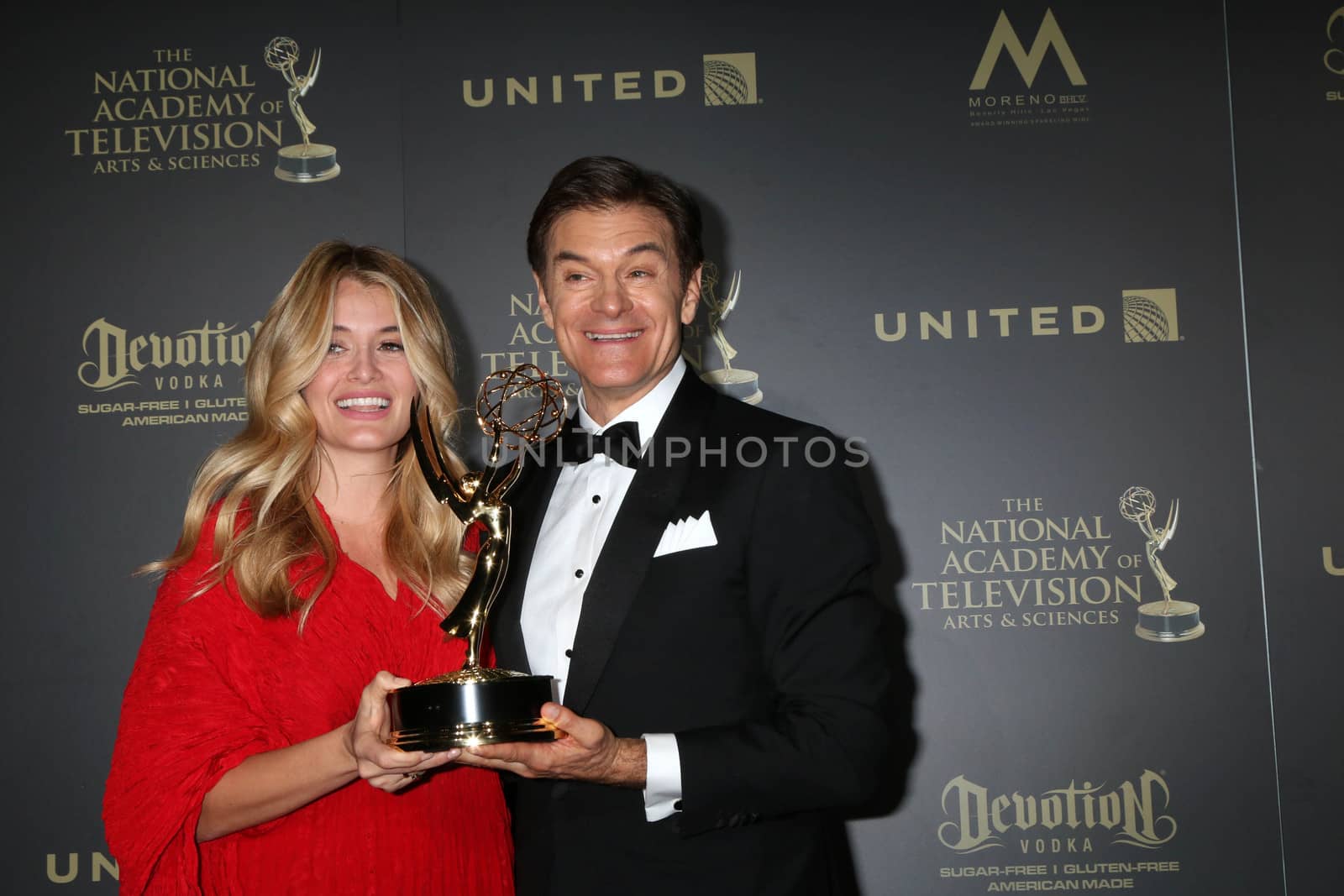 Daphne Oz, Dr. Mehmet Oz, Outstanding Talk Show - Informative
at the 44th Daytime Emmy Awards - Press Room, Pasadena Civic Auditorium, Pasadena, CA 04-30-17