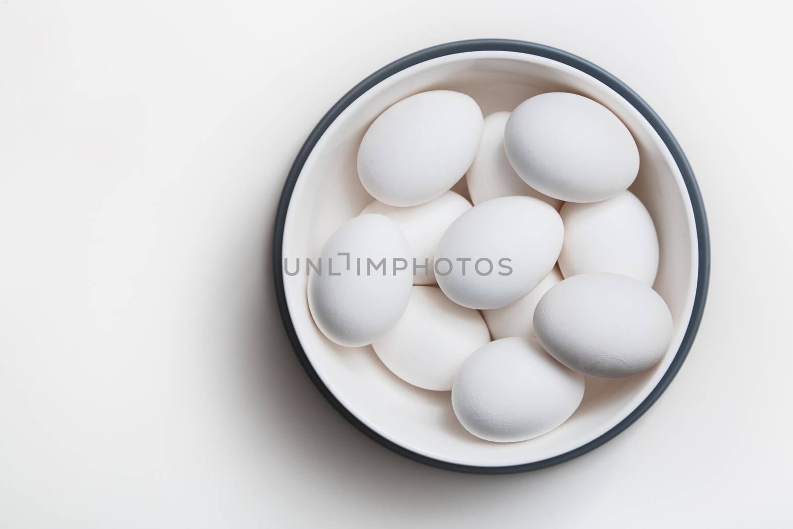 Hen eggs in a white bowl by Novic
