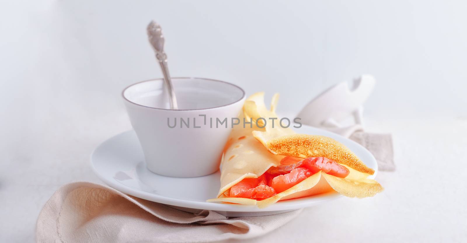 Crispy crepes with smoked salmon  and  cream cheese.
Gluten free. Flour from rice.