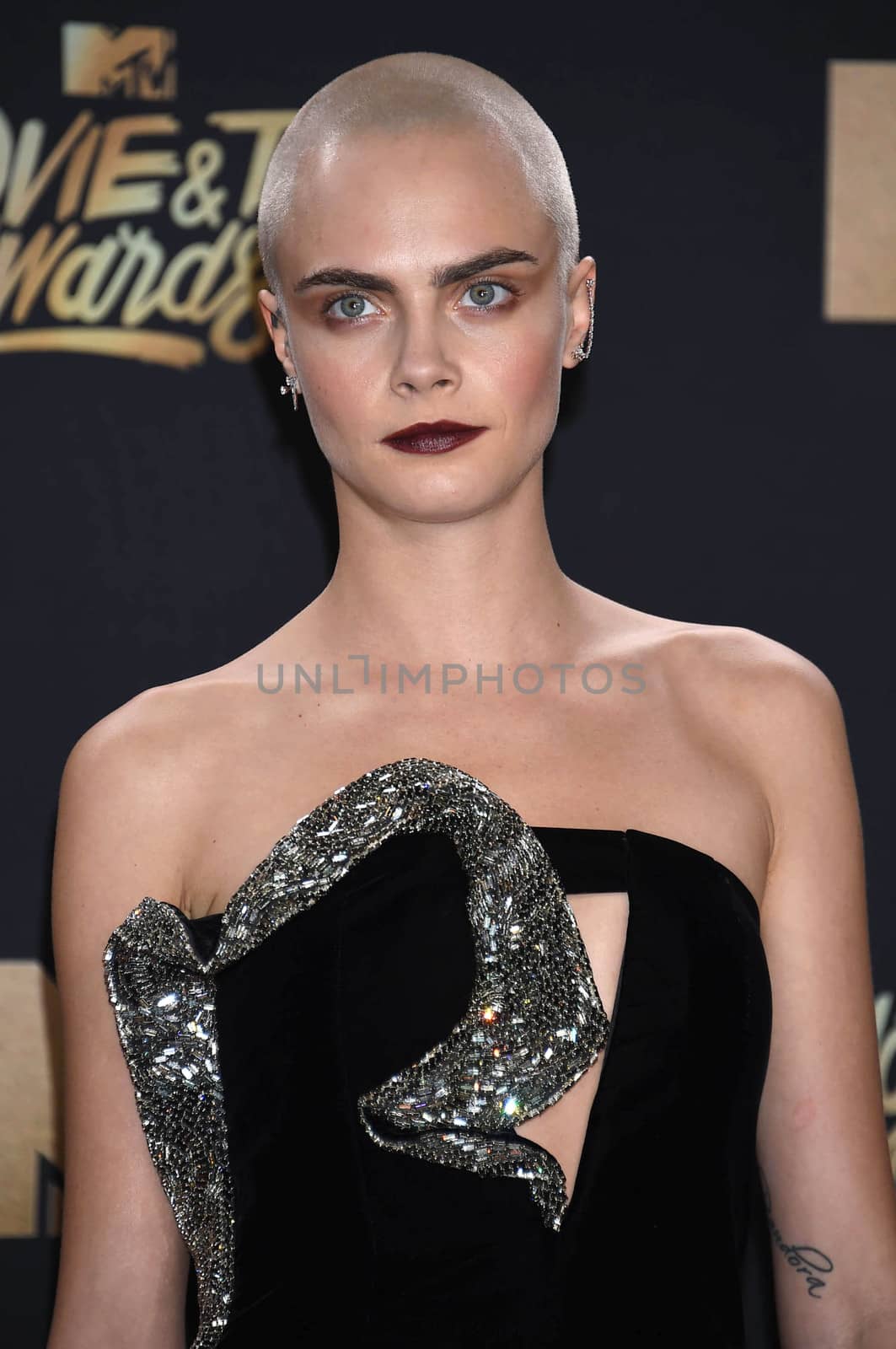 Cara Delevingne at the 2017 MTV Movie & TV Awards, Arrivals, Shrine Auditorium, Los Angeles, CA 05-07-17