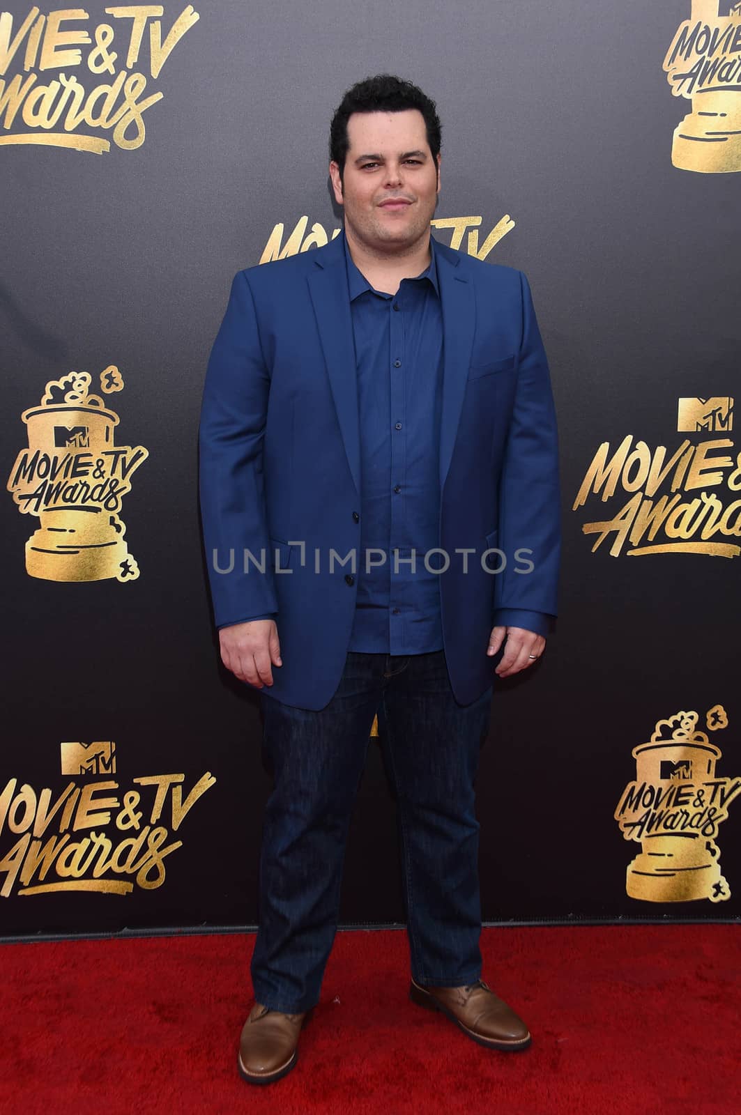 Josh Gad at the 2017 MTV Movie & TV Awards, Arrivals, Shrine Auditorium, Los Angeles, CA 05-07-17