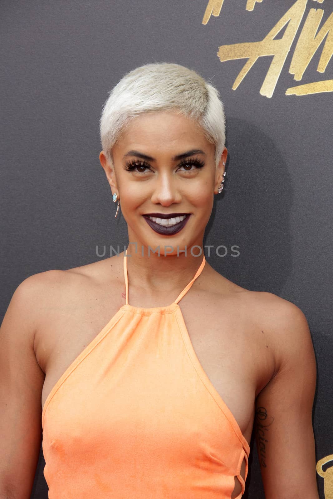 Sibley Scoles at the 2017 MTV Movie & TV Awards, Arrivals, Shrine Auditorium, Los Angeles, CA 05-07-17