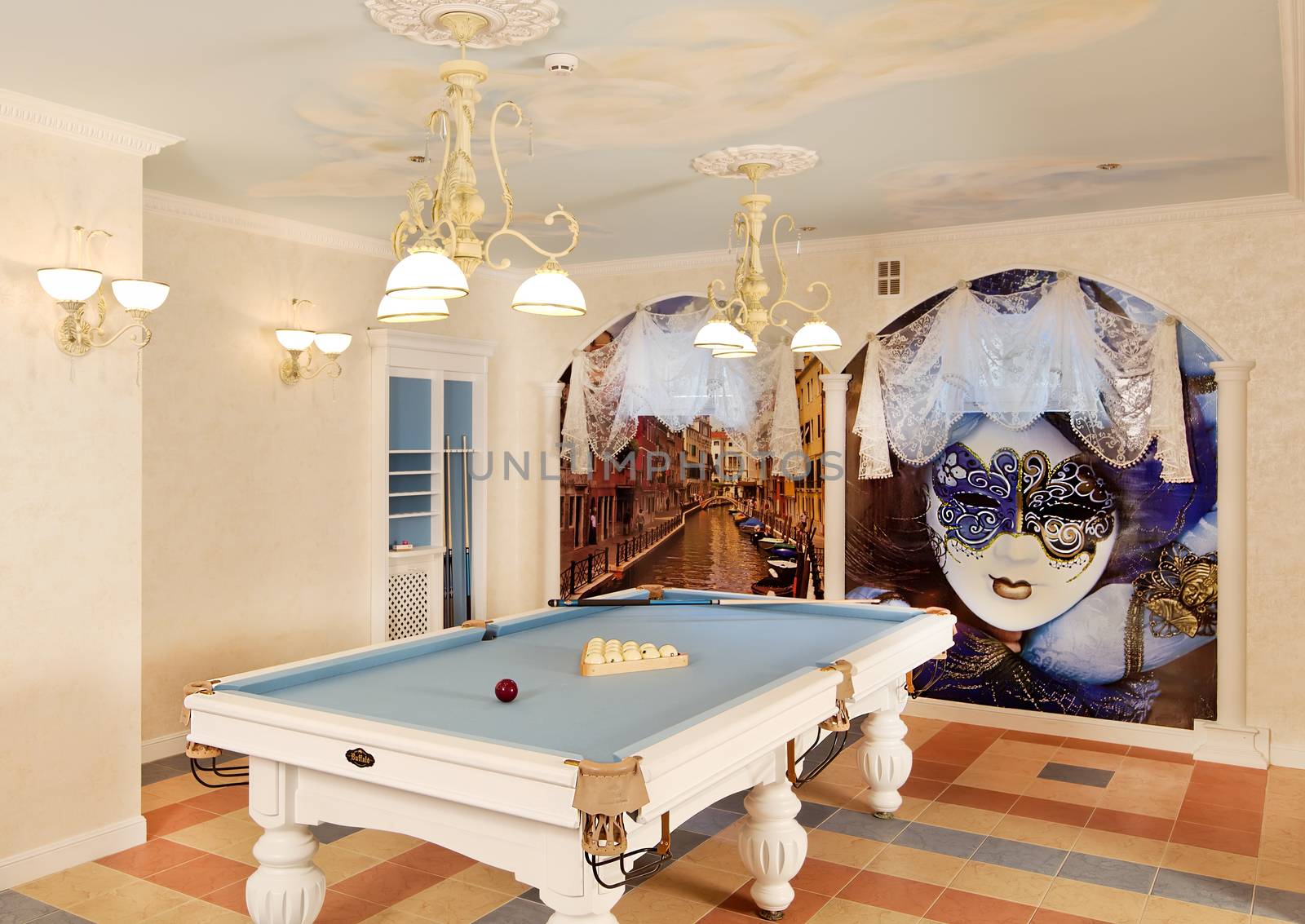 Classical italian pool room with columns by RawGroup